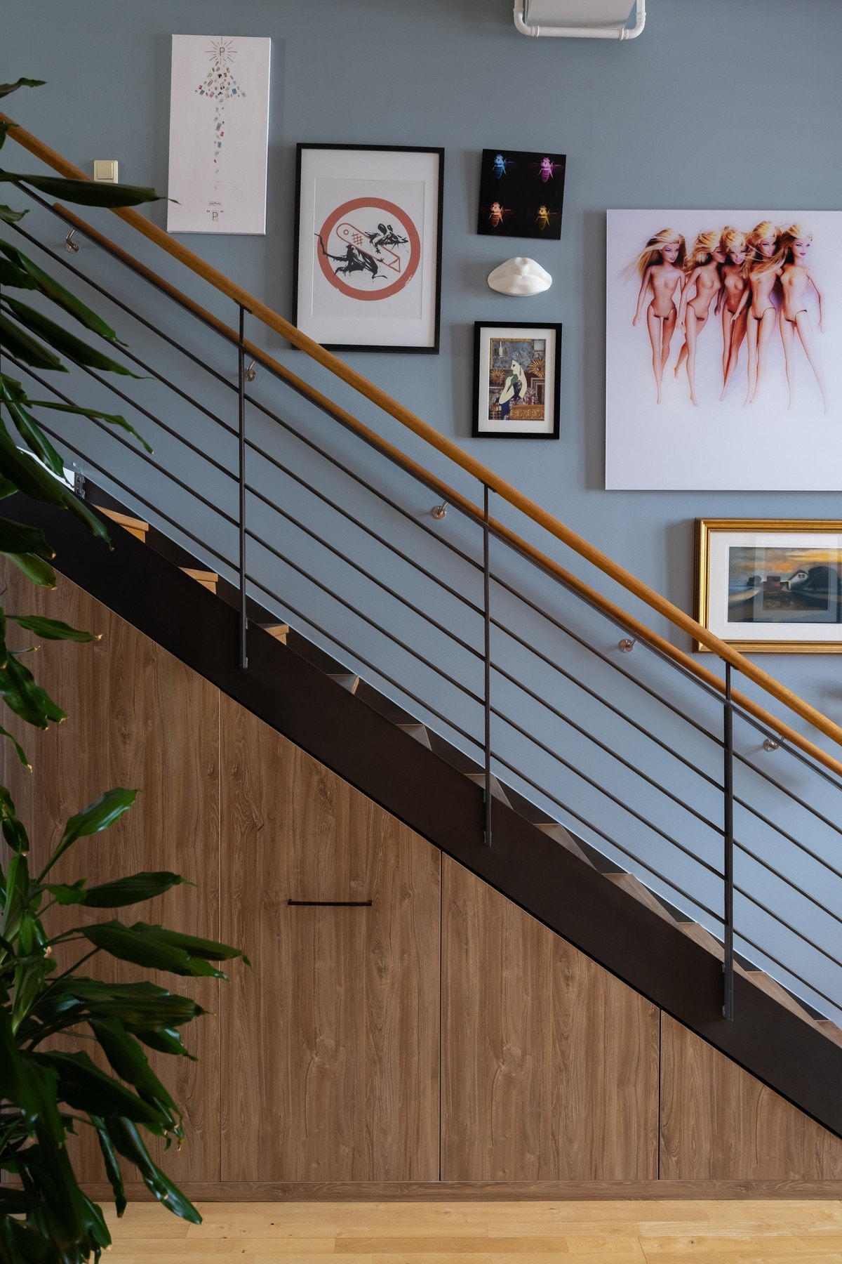 Fra stuen er det trapp opp til mesaninen/ soverommet. Under trappen er det en praktisk garderobeløsning som er tegnet og montert av Garderobeeksperten. Galleribilde