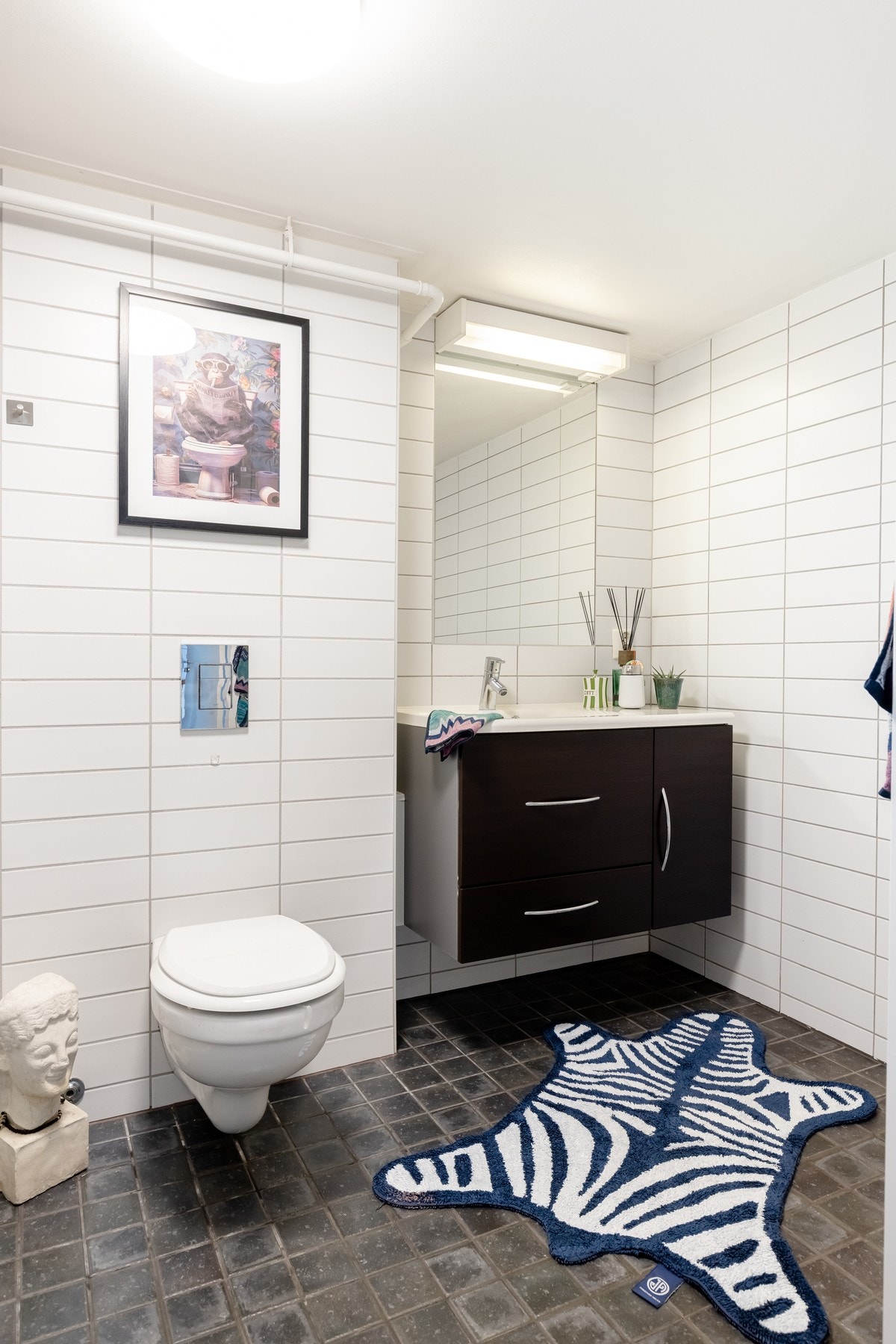 Videre er det vegghengt toalett og dusjhjørne. Galleribilde