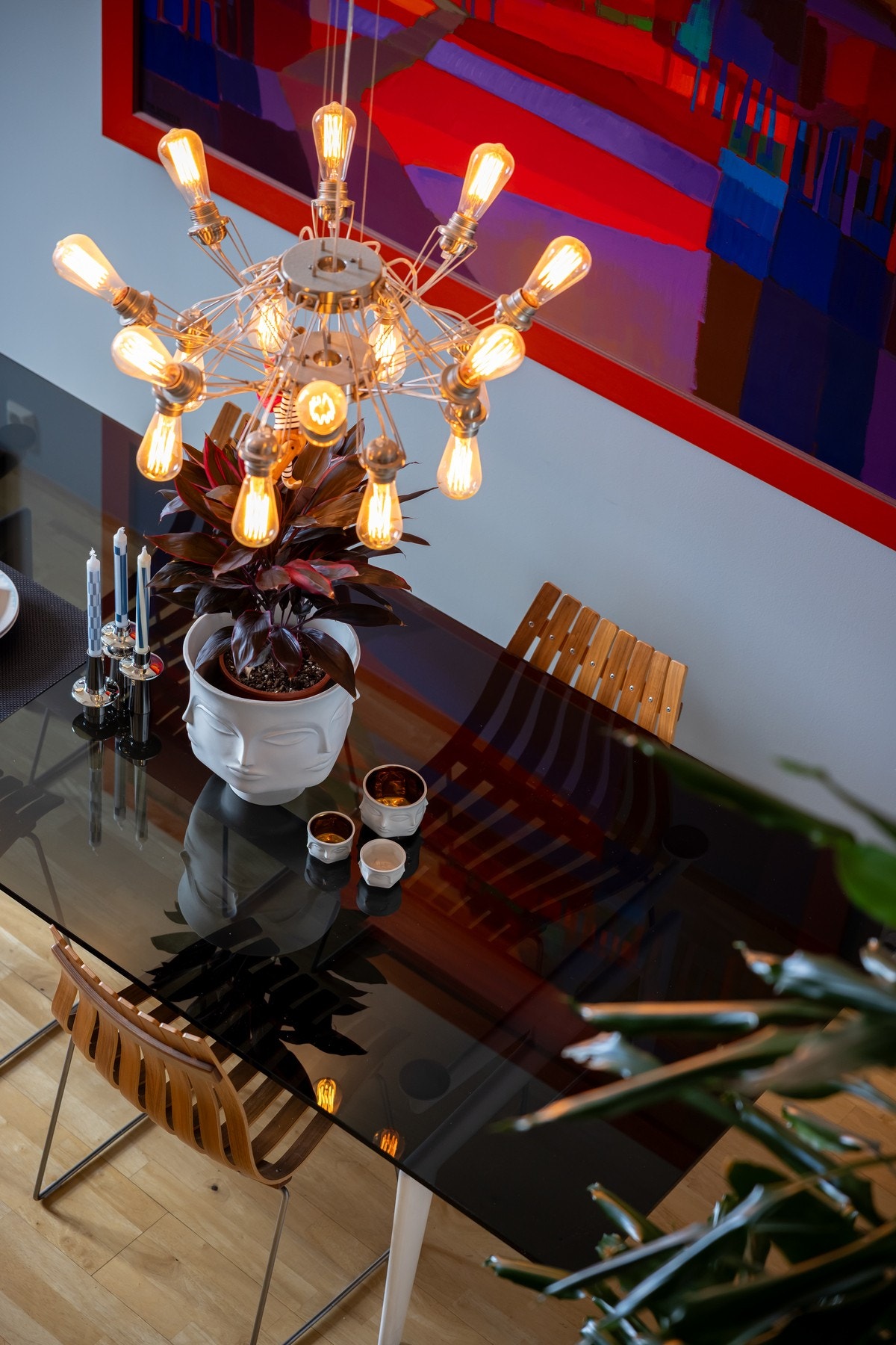 Her får du godt med naturlig lys fra generøse vindusflater, samt en god takhøyde på hele 3,95m noe som bidrar til en lys og luftig romfølelse. Galleribilde