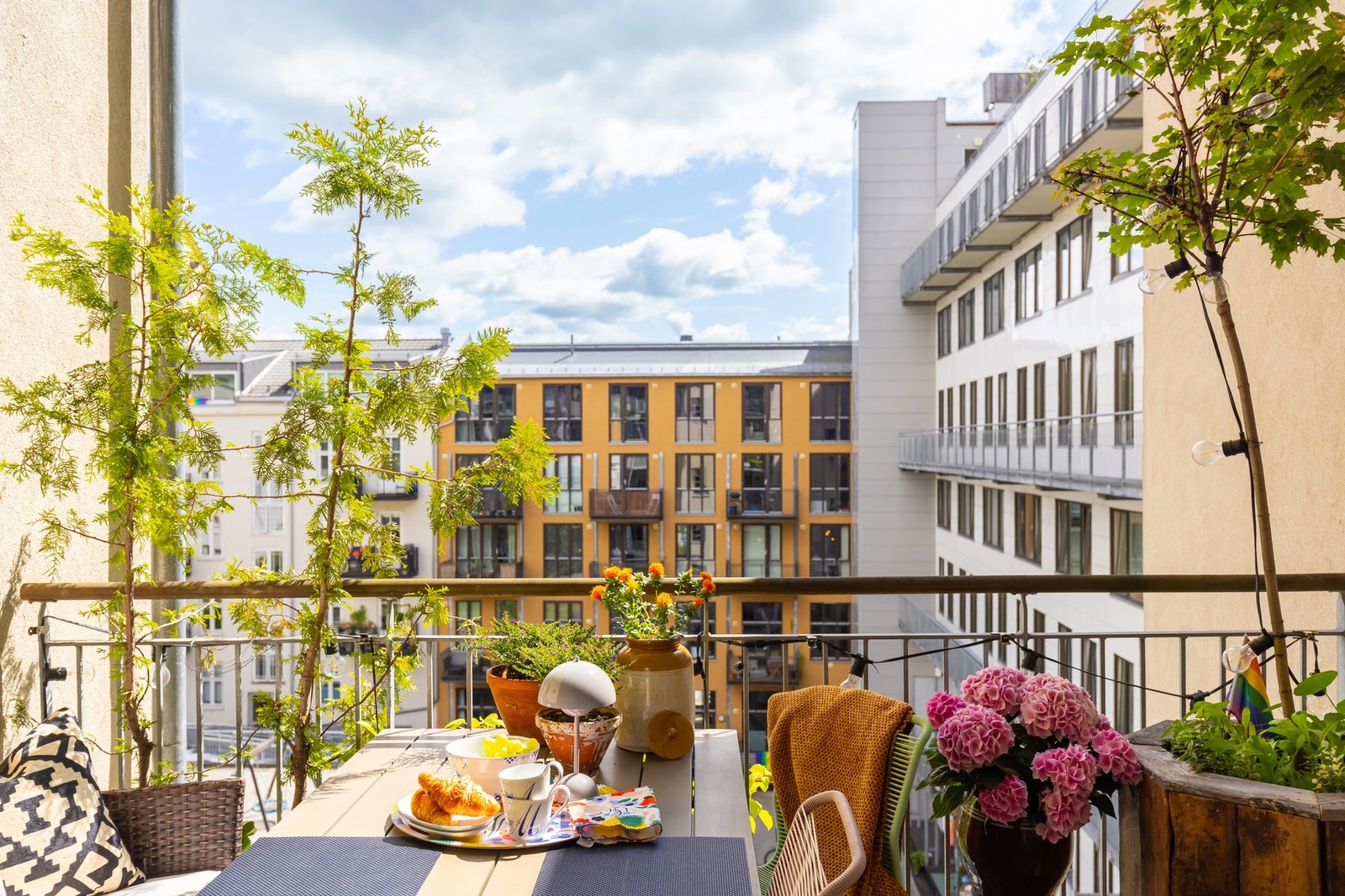 På solfylte sommerdager vil man ha sol her fra rundt kl. 7 og frem til ca. kl.13 ifølge nåværende eier. Galleribilde