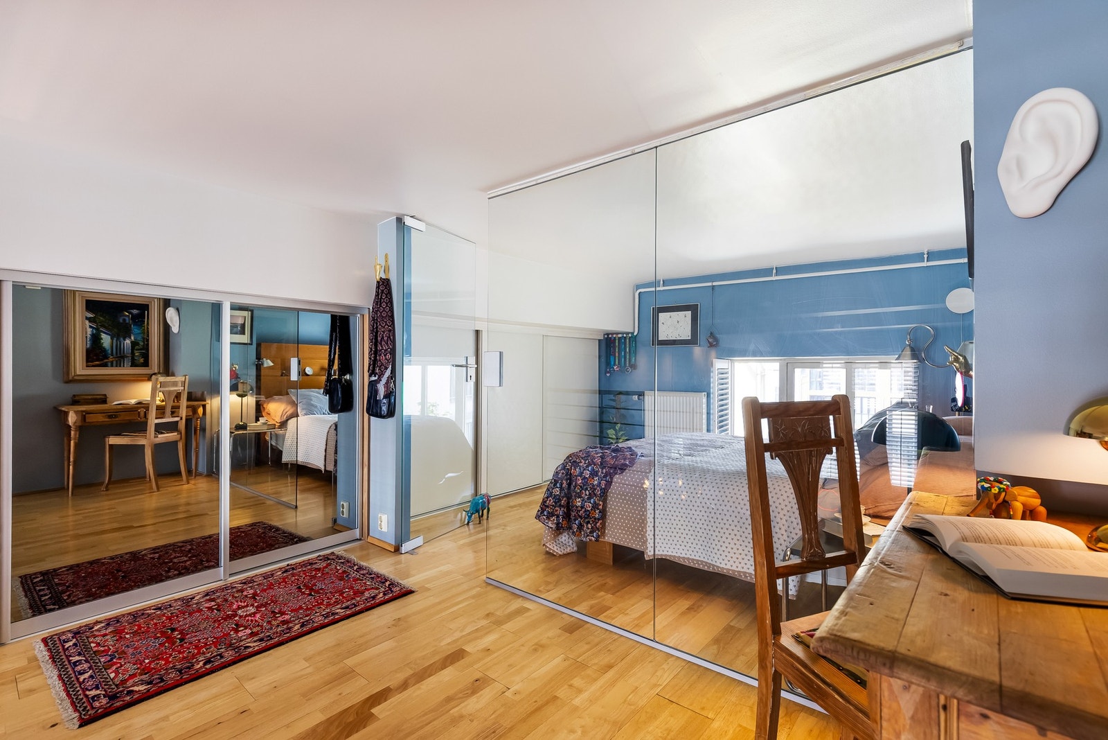 Her er det også smarte garderobeløsninger og plass til skrivebord. Galleribilde