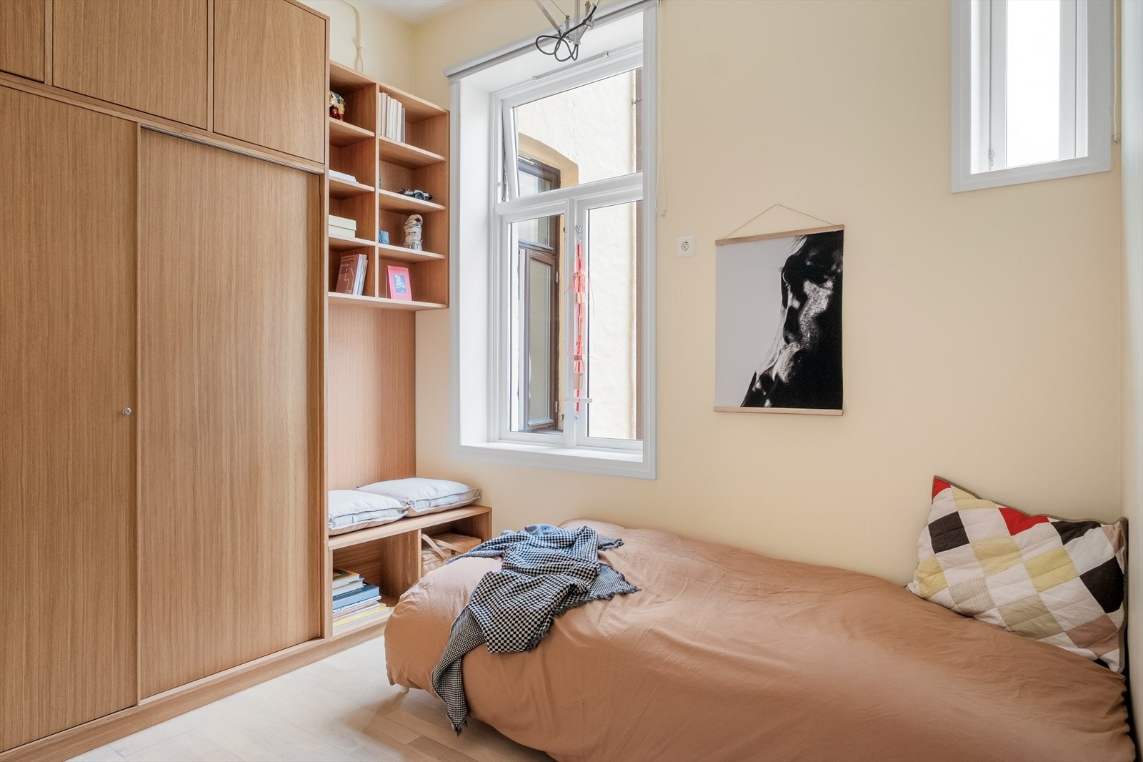 På soverommet er det også satt inn plassbygd skap/garderobe i solid eik med innebygd benk og hyller. Benken har innvendig lagringsplass via spesiallaget luke. Galleribilde