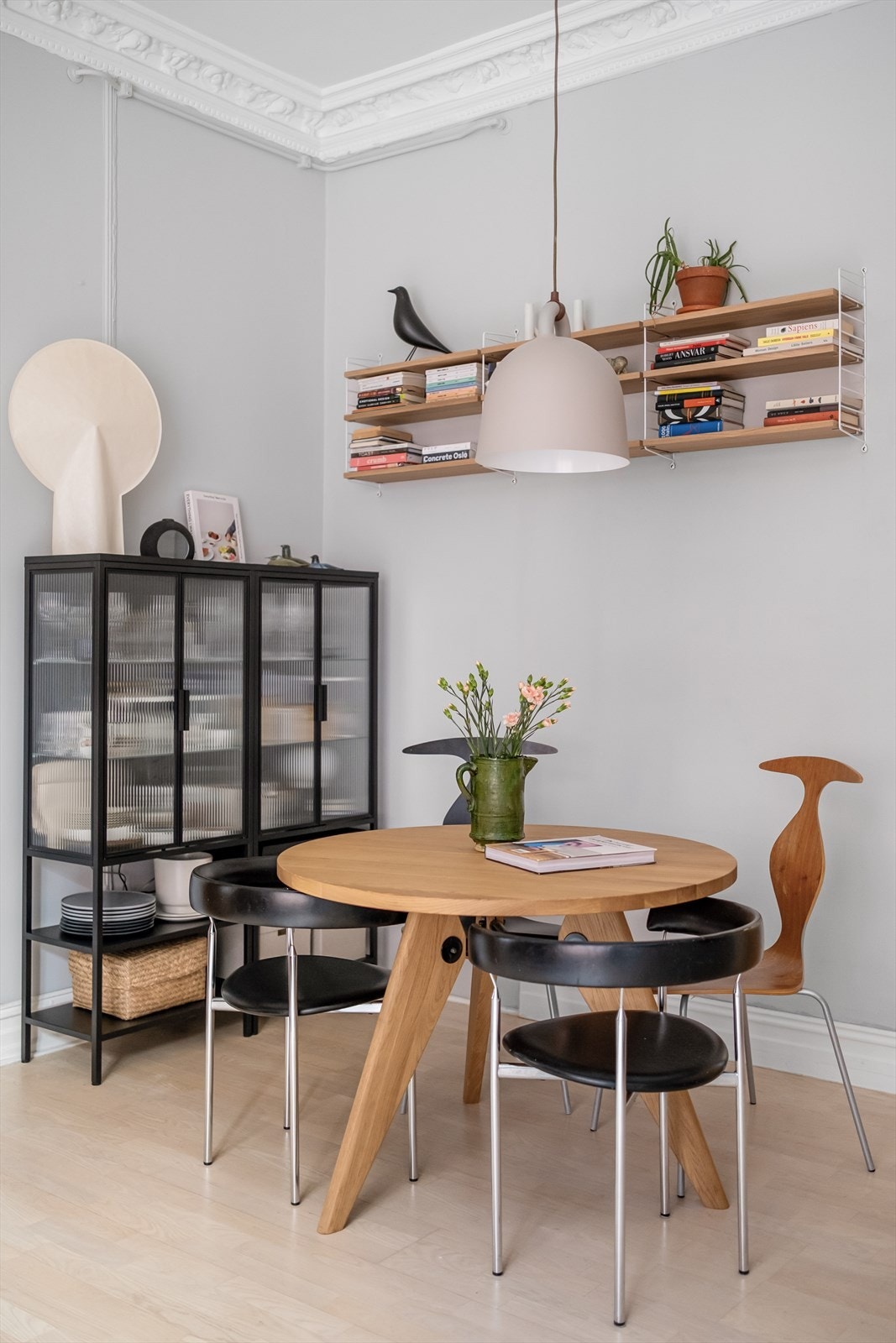 God plass til spisebord og stoler i stuen! Galleribilde