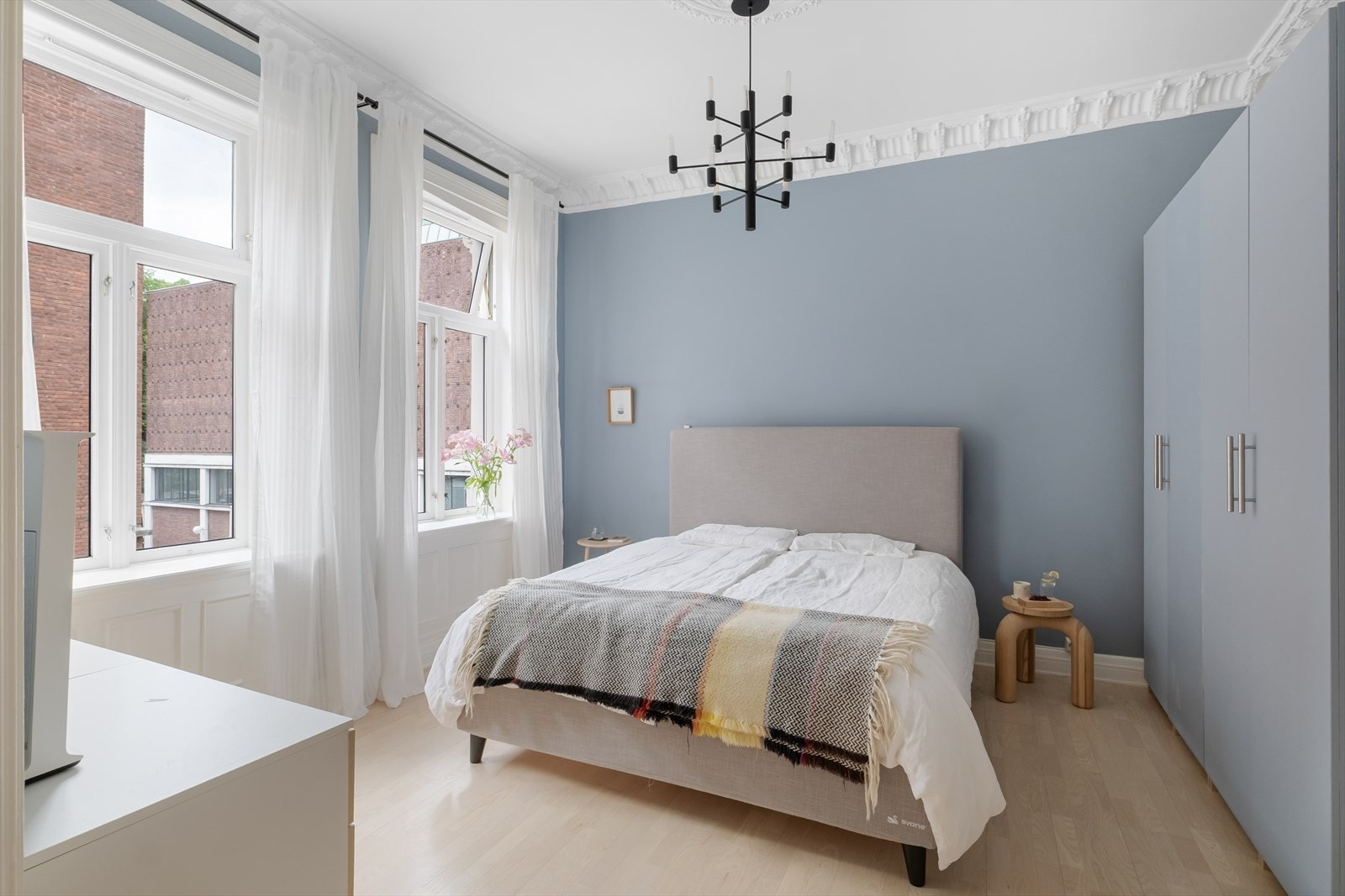 Romslig hovedsoverom! Rommet er malt i en delikat blåfarge og har god plass til dobbeltseng med tilhørende nattbord og garderobe. Galleribilde
