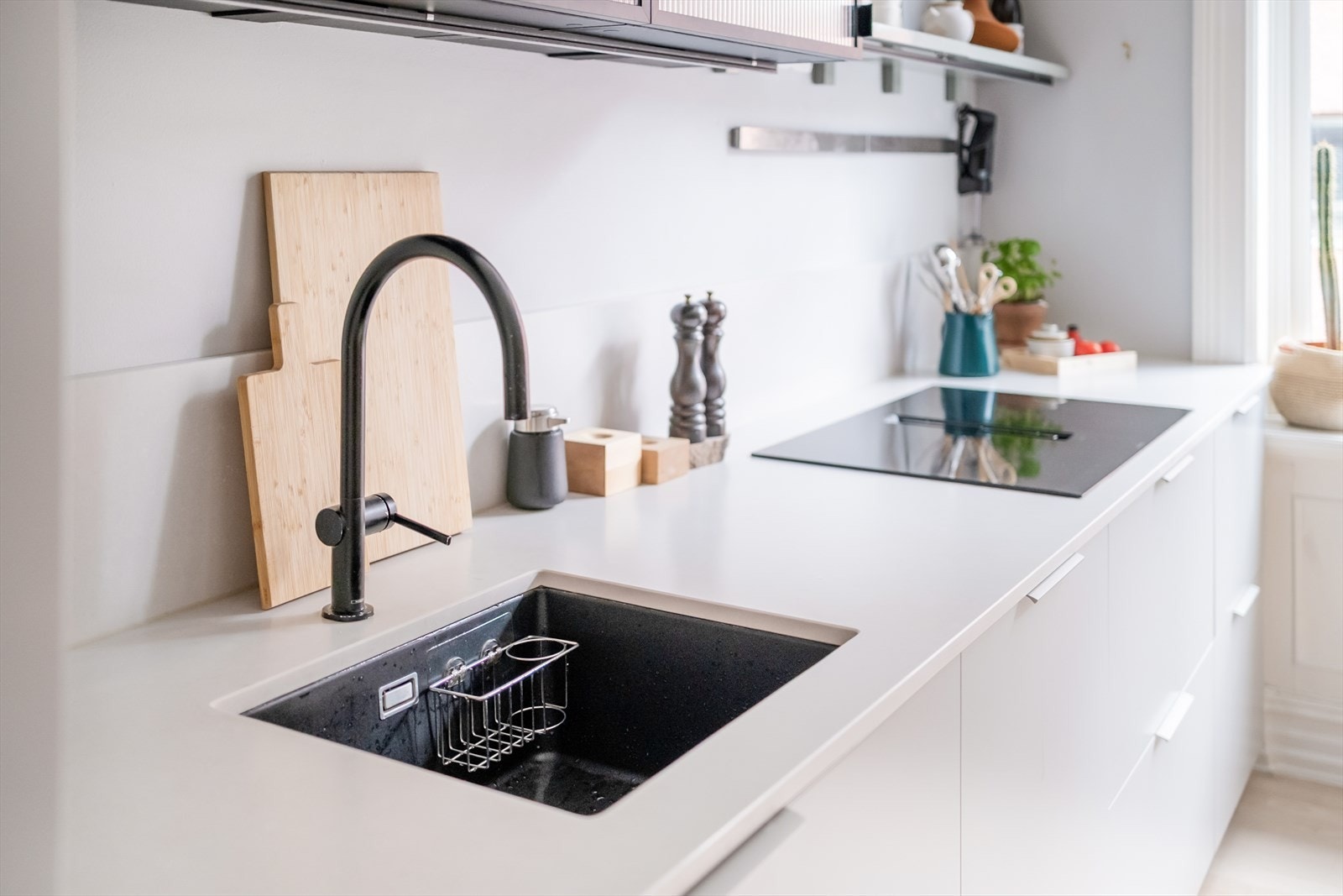 Godt utstyrt kjøkken med integrerte hvitevarer, som induksjonstopp med kullfilter, stekeovn med mikrobølgefunksjon, oppvaskmaskin, fryseskap og kjøleskap. Galleribilde
