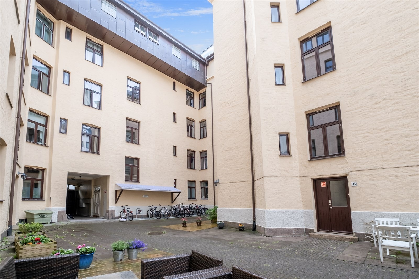 Hyggelig bakgård med flere felles sittegrupper. Galleribilde
