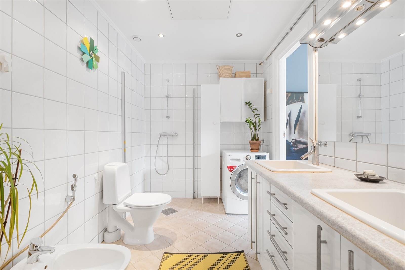 Badet har elektrisk gulvarme og opplegg for vaskemaskin. Galleribilde