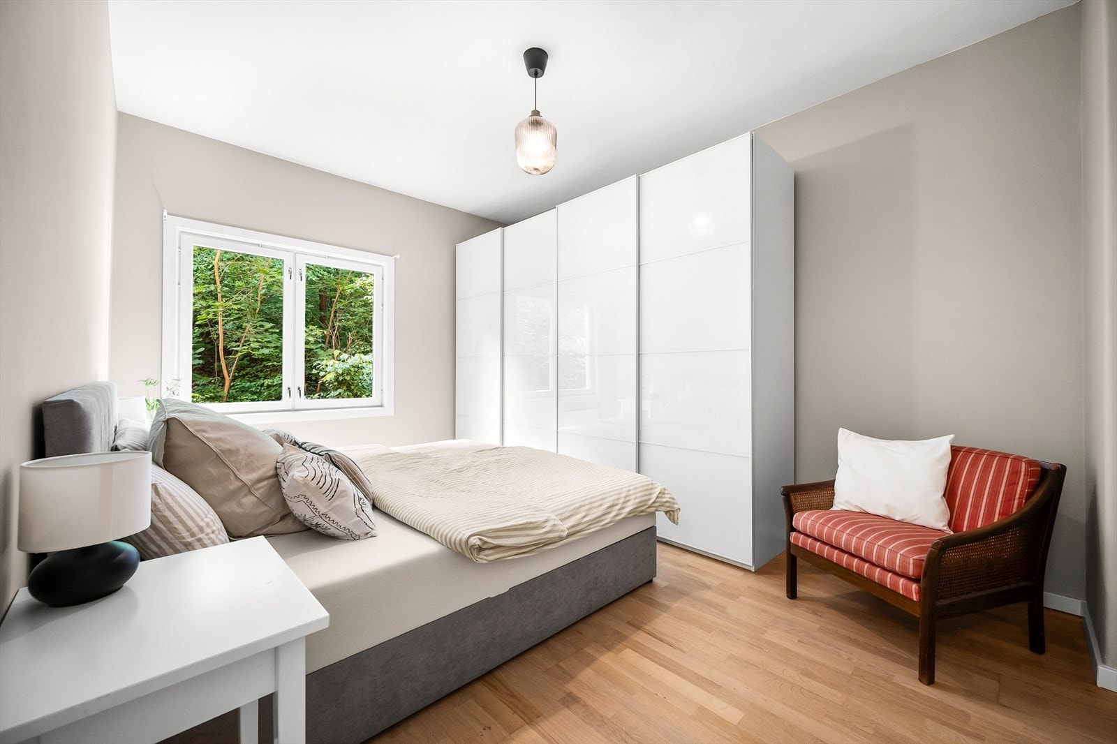 Det er godt med lagringsplass i garderobeskap. I tillegg er det plass til en kommode. Galleribilde