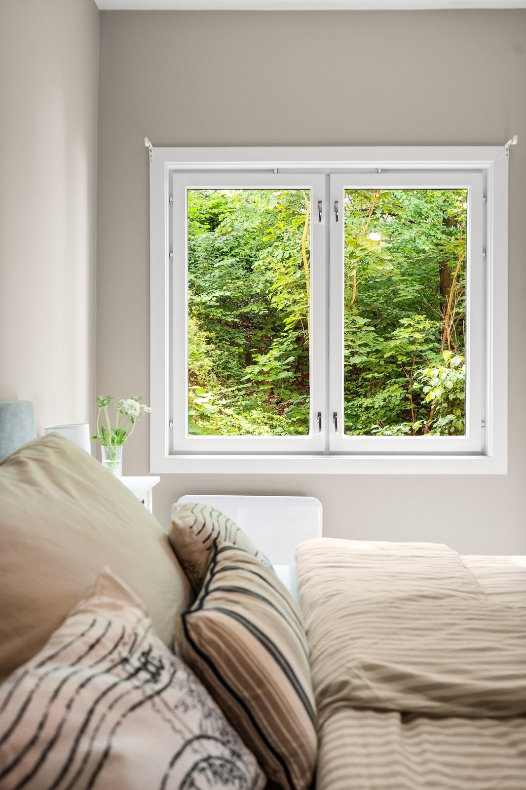 Soverommet vender ut mot rolig bakgård. her kan du sove i ro og fred. Galleribilde