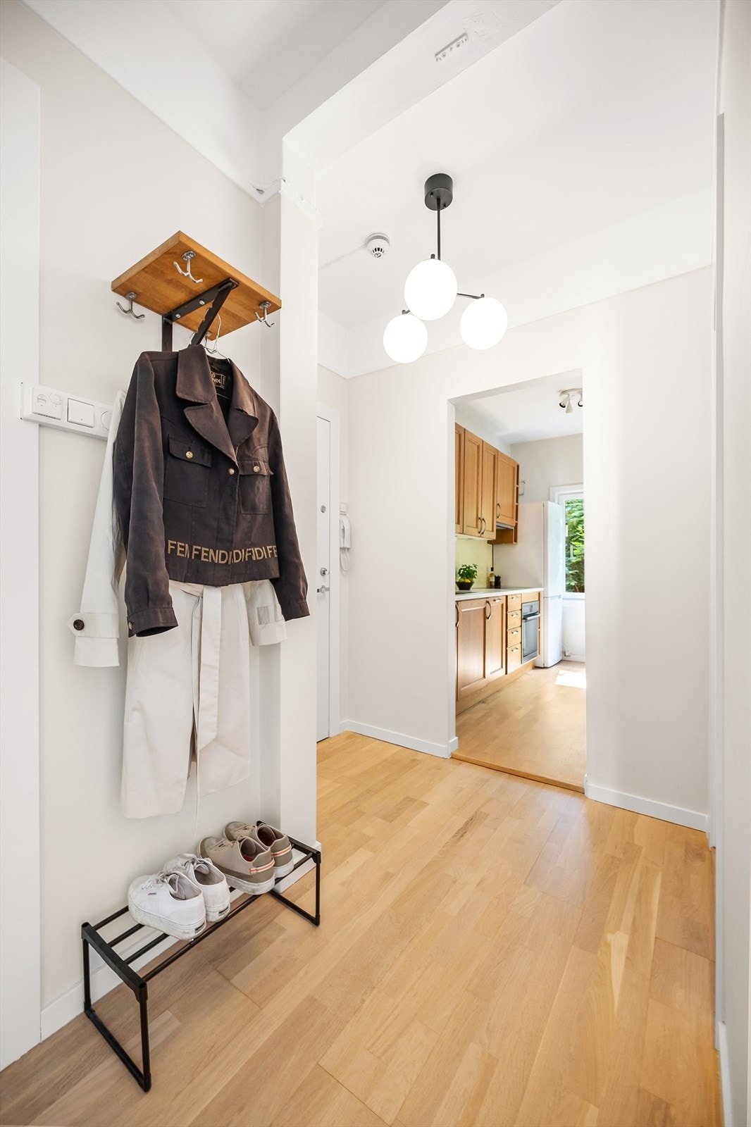 Det er fin plass til oppheng av yttertøy og plassering av sko. Galleribilde