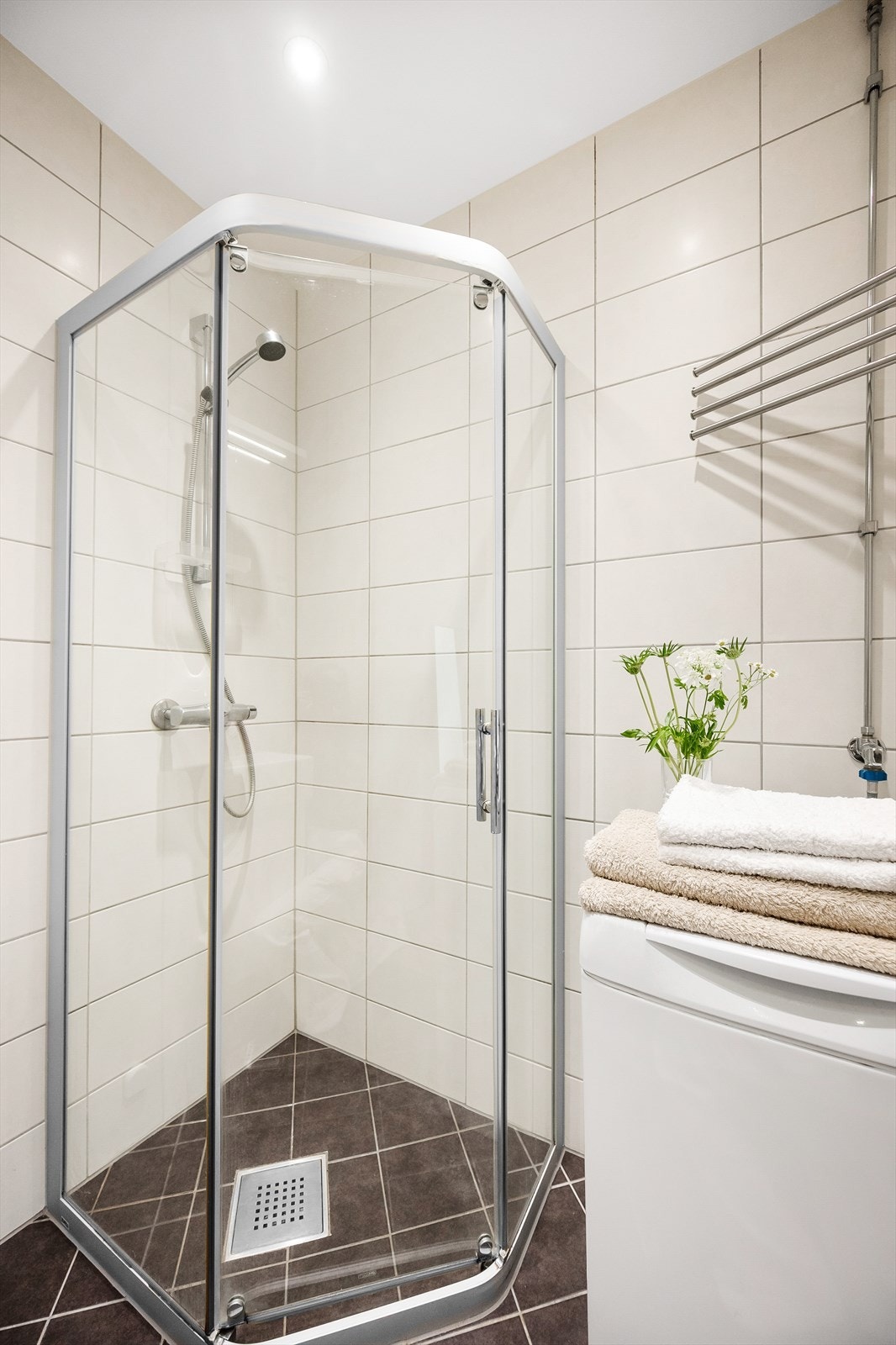 Innredningen består av servantskap, overlimt servant, speilskap med lys. Videre er det dusjhjørne med innfellbare glassdører og veggmontert toalett. Galleribilde