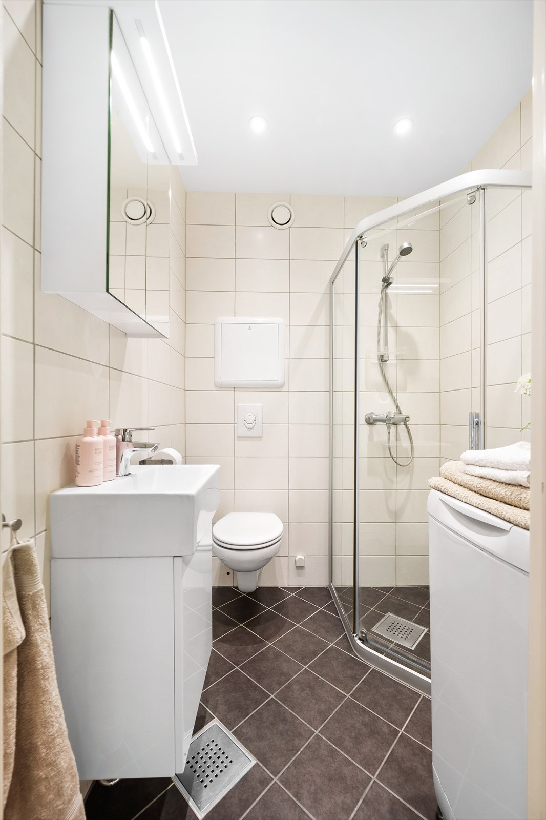 Badet ble renovert i 2015 i regi av borettslaget. Det er naturlig avtrekk, elektrisk gulvvarme og opplegg for vaskemaskin. Galleribilde