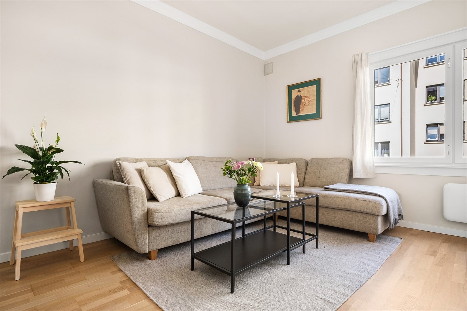 I stuen er det plass til en sofagruppe med tilhørende sofabord. Galleribilde