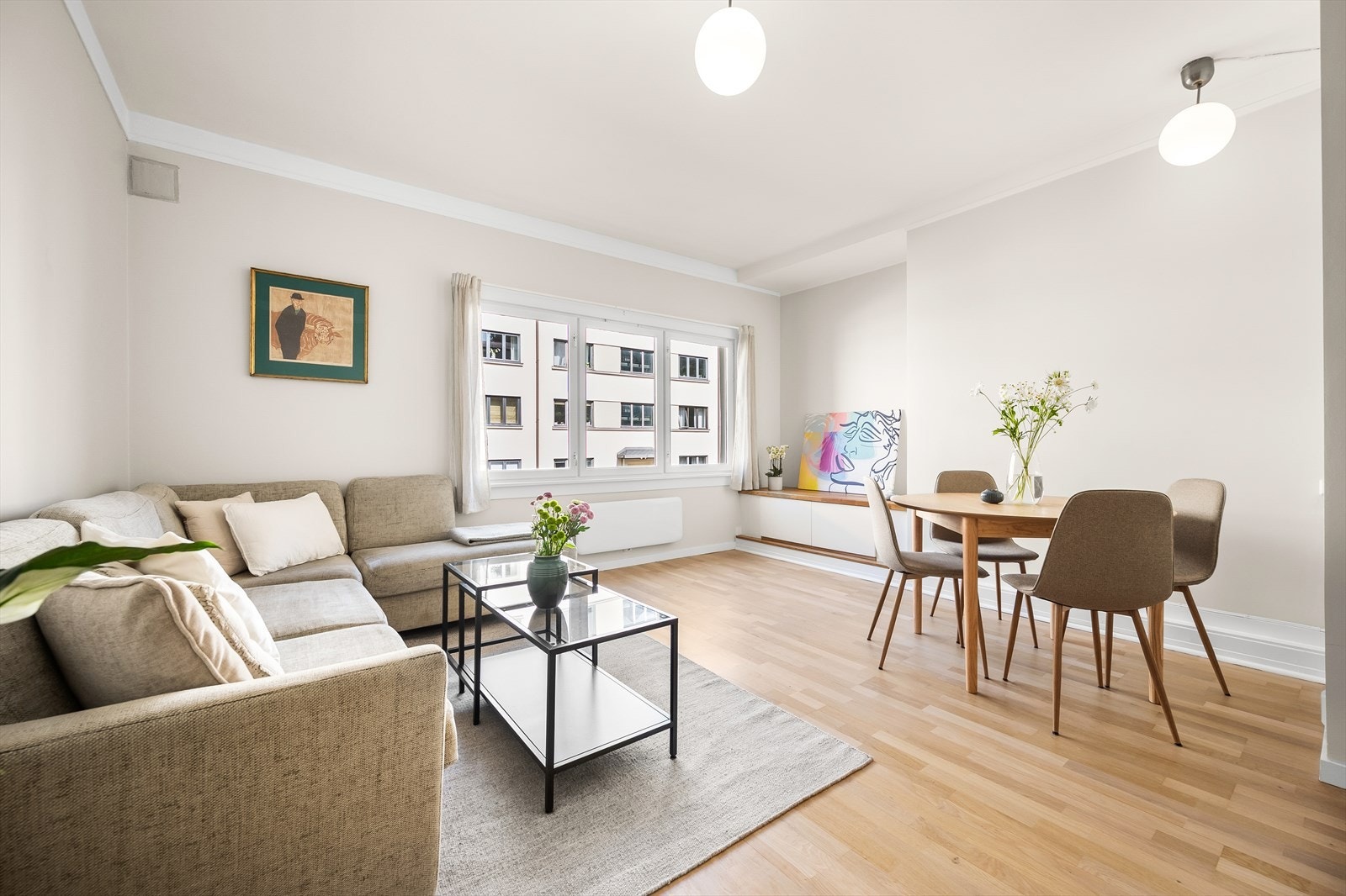 Leiligheten har en god intern beliggenhet i 2. etasje, og inneholder entré, separat kjøkken med frodig utsyn, romslig stue med peis, innbydende soverom og et pent bad. Galleribilde