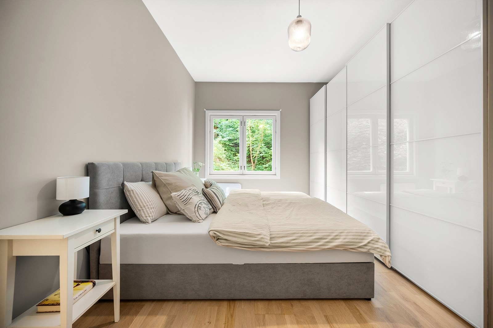 Her har du god plass til en dobbeltseng og nattbord på begge sider. Galleribilde