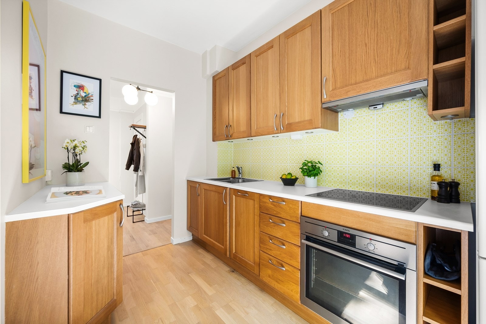 Det er godt med benk- og langringsplass i både skuffer og skap. Galleribilde