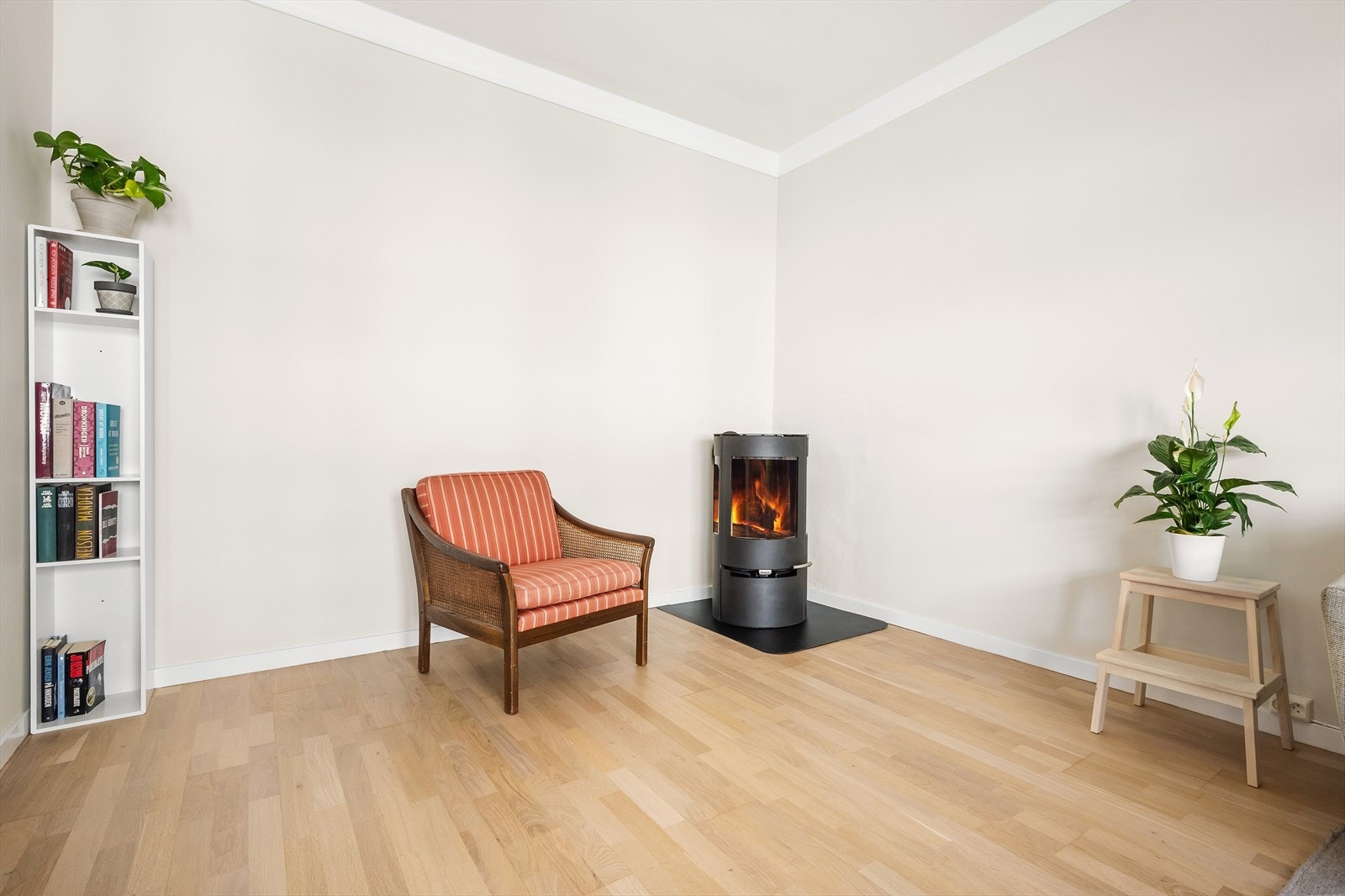 Det ble montert en ny peis i 2024. Alle gulv er slipt og lakkert i 2024. Galleribilde