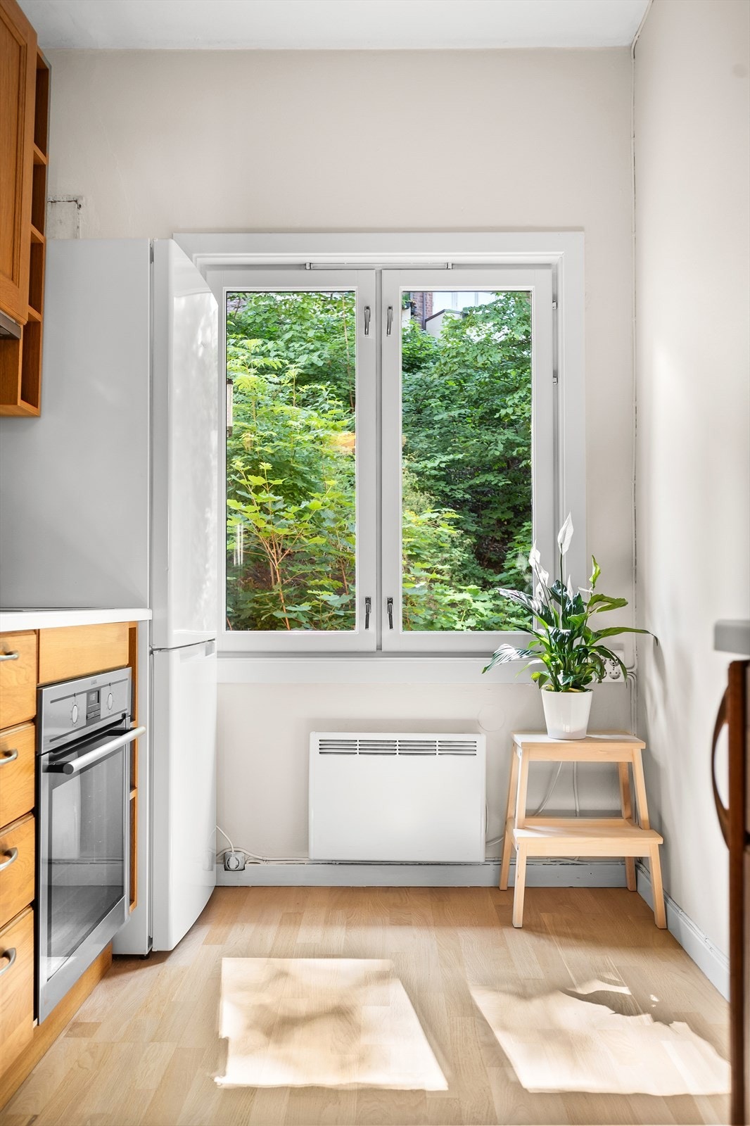 Flott og frodig utsyn fra kjøkkenet. Det er plass til et hyggelig frokostbord. Galleribilde