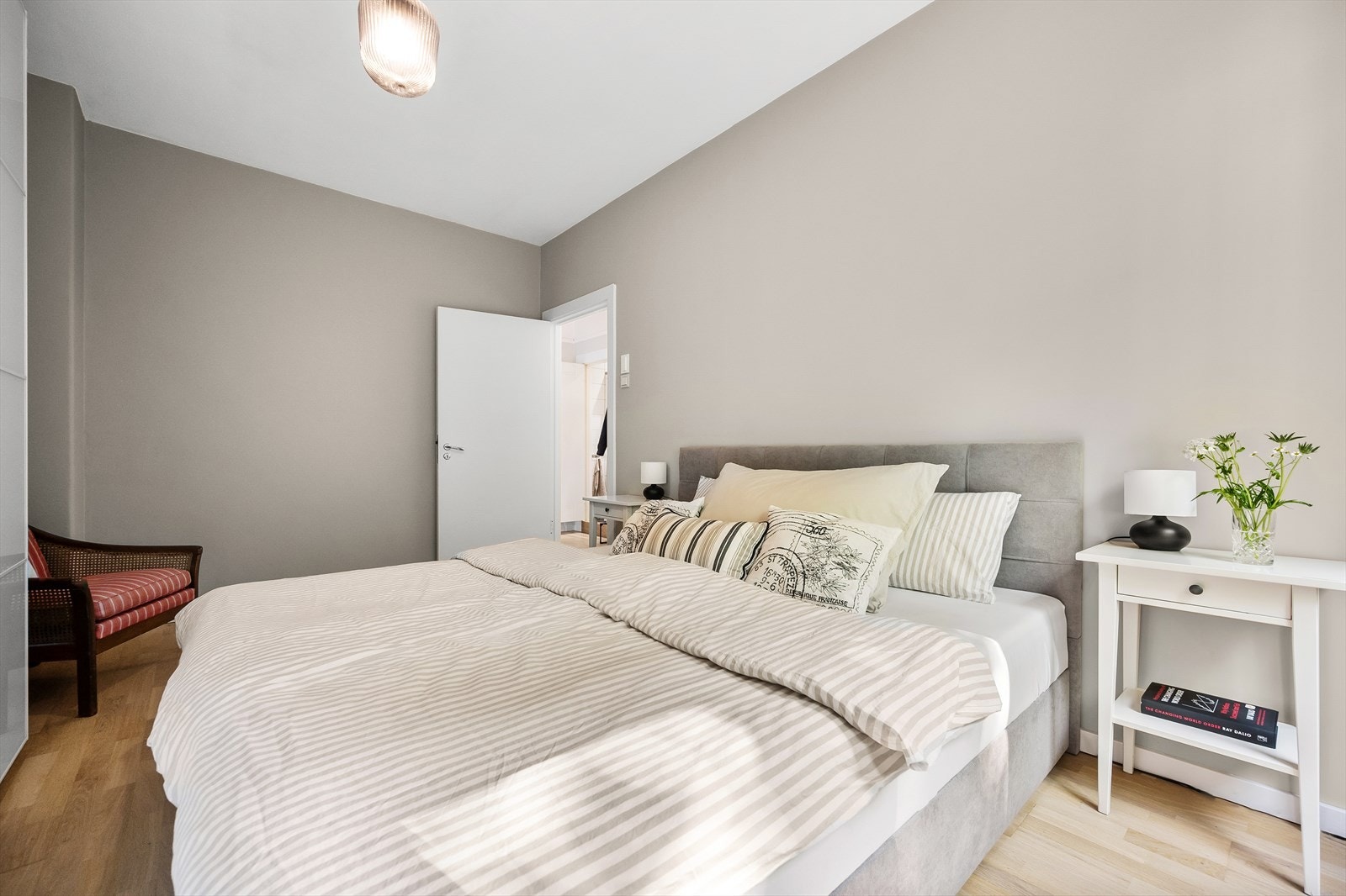 Lyse, fine fargetoner (2024) preger oppholdsrommene. Galleribilde