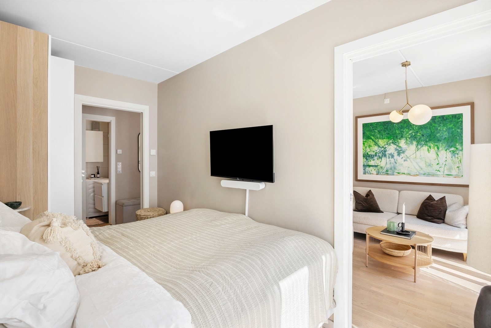 Innbydende soverom med plass til dobbeltseng. Galleribilde