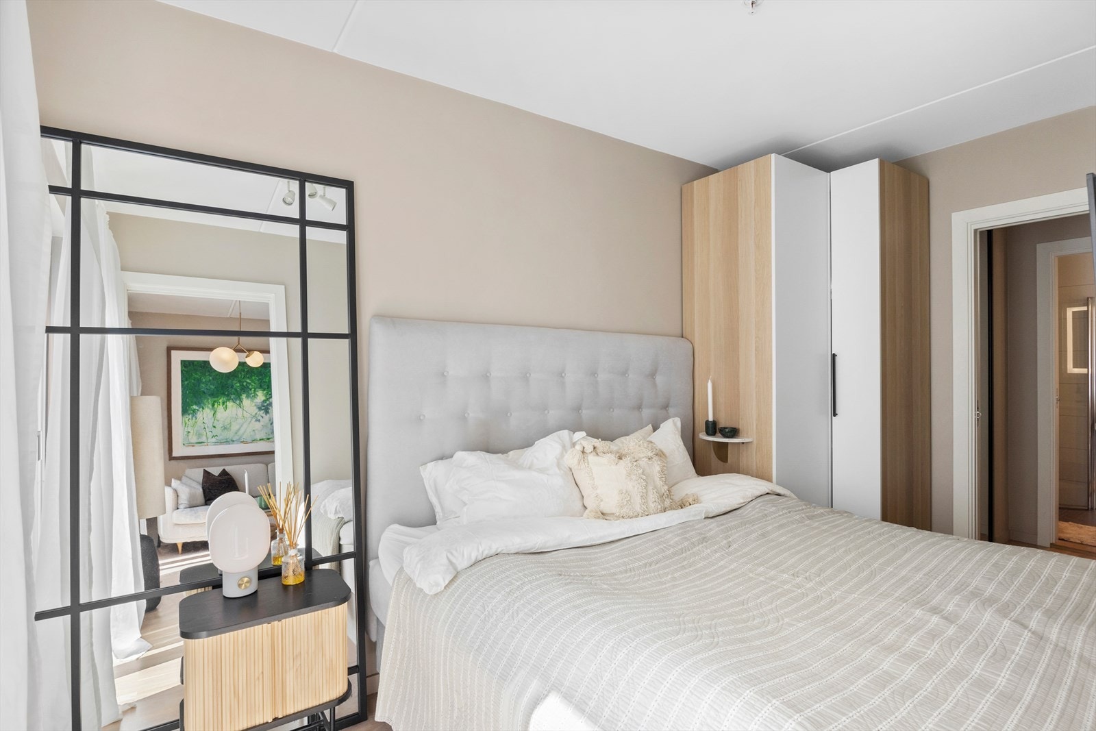 Rommet har både skyvedørsgarderobe og frittstående skap. Galleribilde