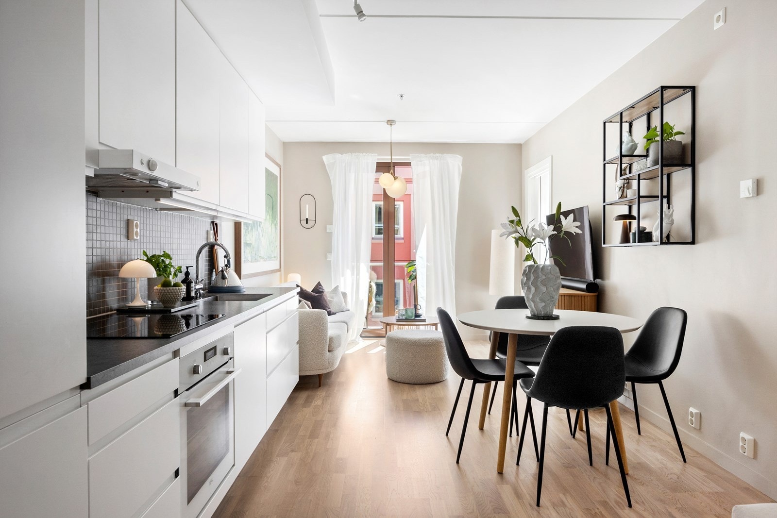 Lys og luftig stue med plass til både sofagruppe og spisebord. Galleribilde
