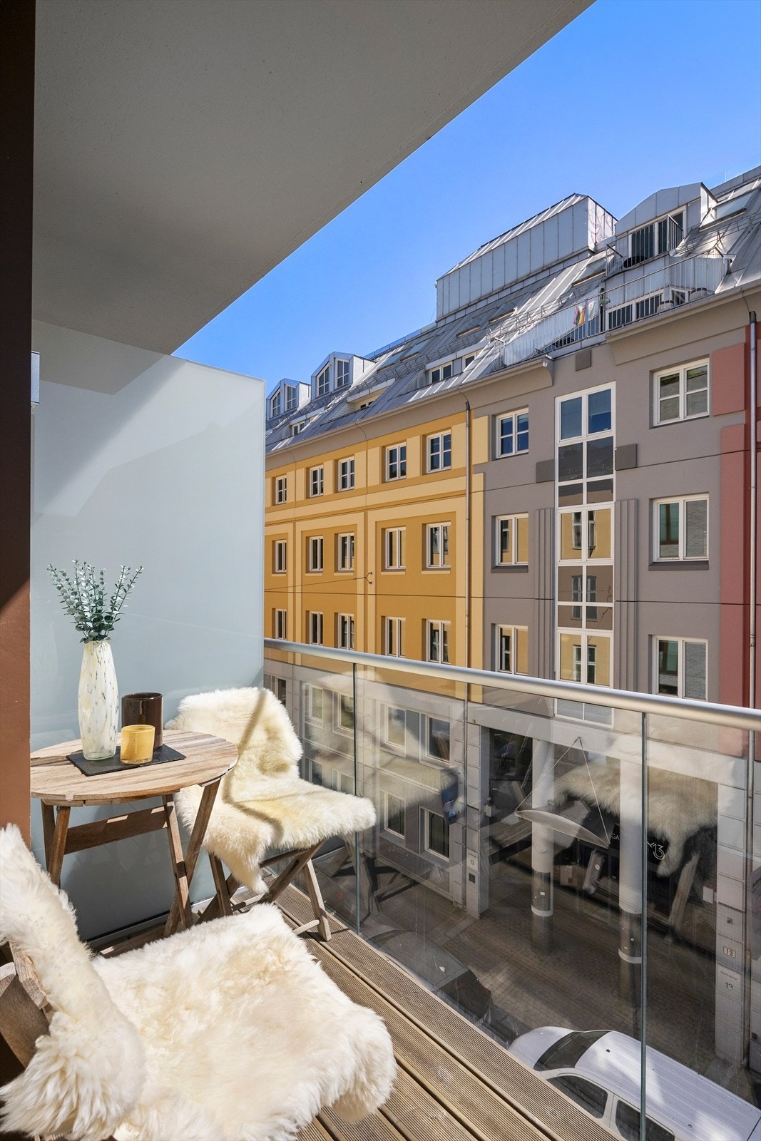Her er det plass til diverse utemøblement. Rekkverk i herdet glass og terrassebord på gulvet. Galleribilde