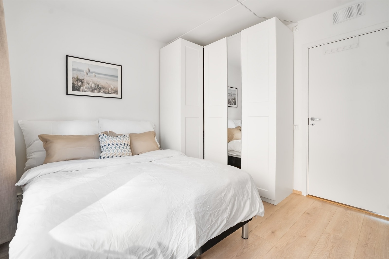 Soverommet har god plass til garerobeløsninger. Galleribilde