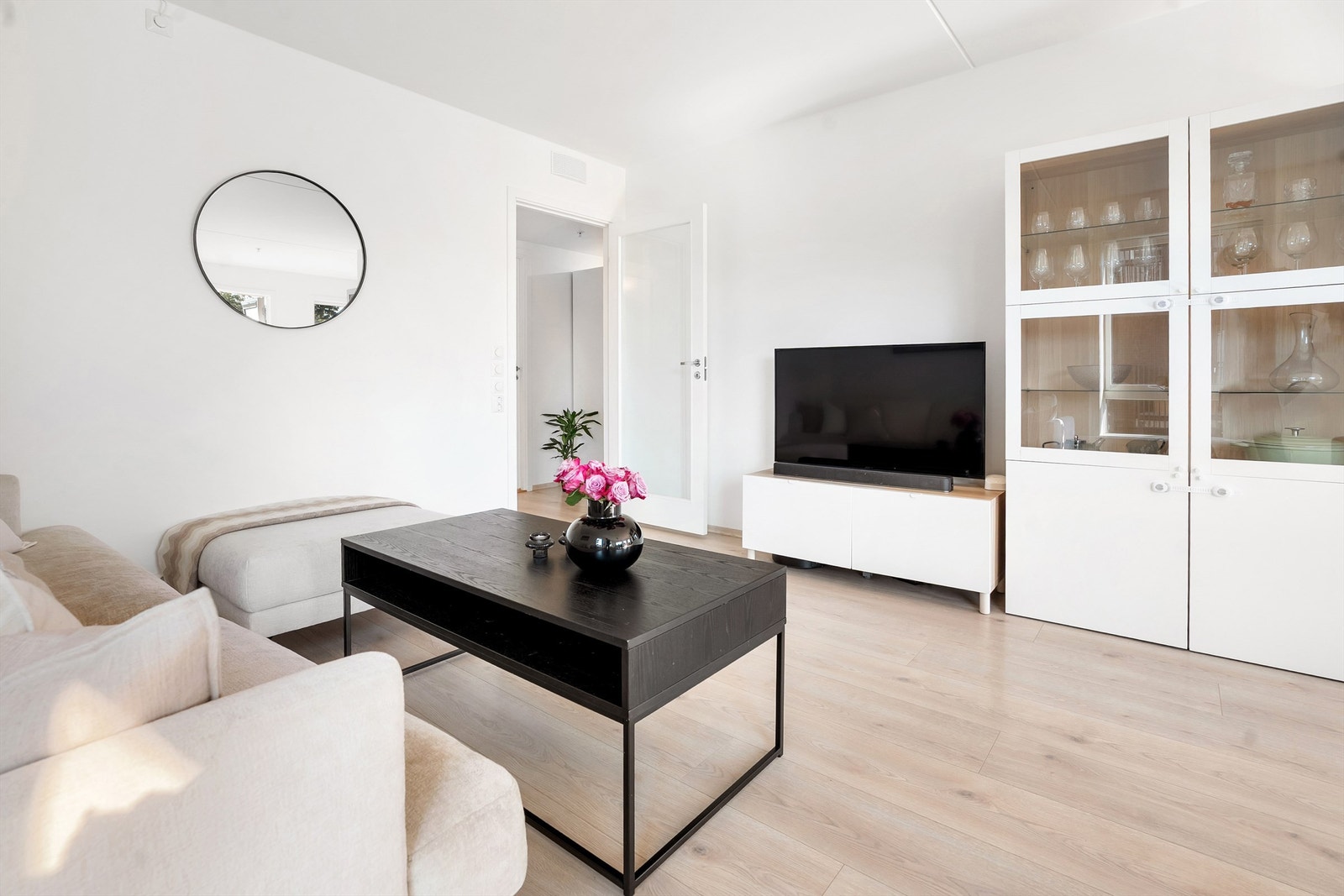 Her er det også naturlig plassering til tv-benk i tilknytning til sofagruppen. Galleribilde