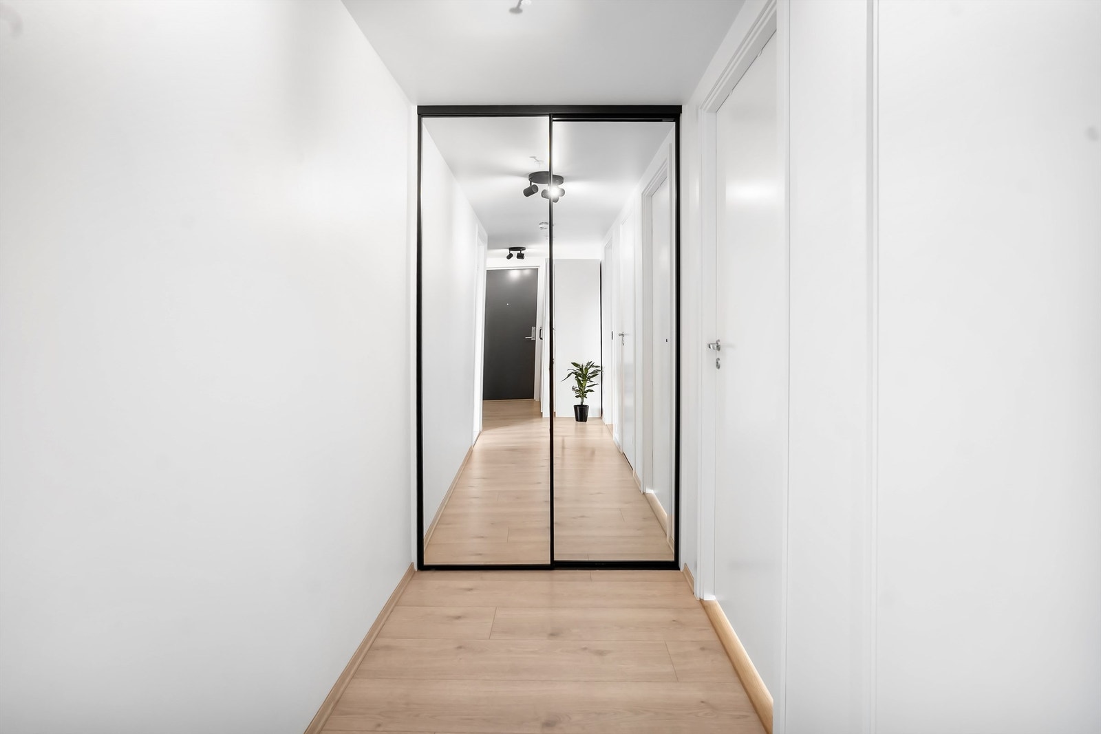 I gangen er det et praktisk skyvedørsgarderobe. Galleribilde