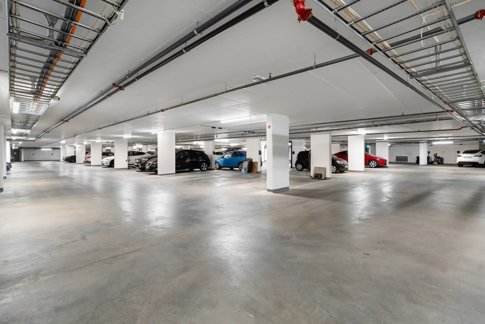 Det medfølger vedtektsfestet parkeringsplass i kjeller. Plass nr. 51 er den som medfølger leiligheten. Galleribilde