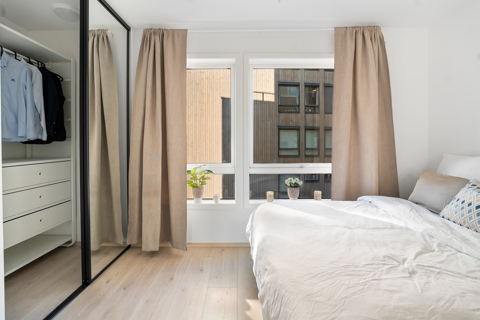 Soverommet har skyvedørsgarderobe med speilflater som i kombinasjon med store vindusflater som sikrer rikelig med naturlig lysinnslipp gir rommet et lyst særpreg. Galleribilde