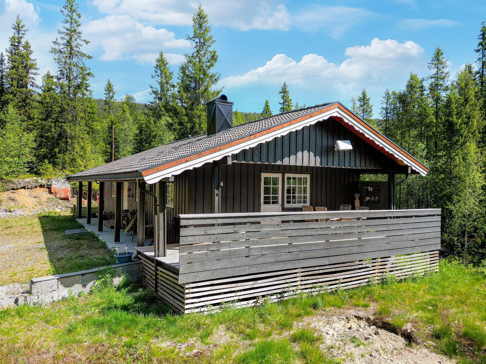 Stor og idyllisk naturtomt på 3 835 m2 bestående av bl.a. trær, lyng og mose. Romslig gårdsplass med flere biloppstillingsplasser. Delvis overbygget terrasse ut fra stuen med god plass for utemøblement. Galleribilde