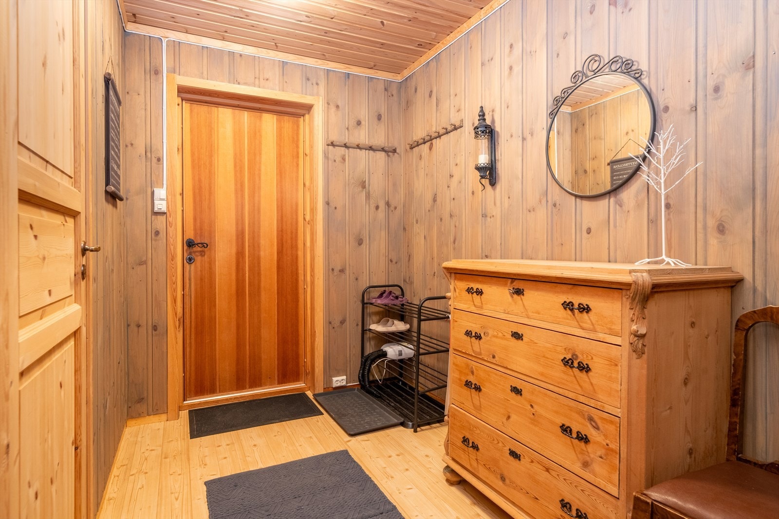 I entre er det god plass for å sette fra seg sko og henge yttertøy. Galleribilde