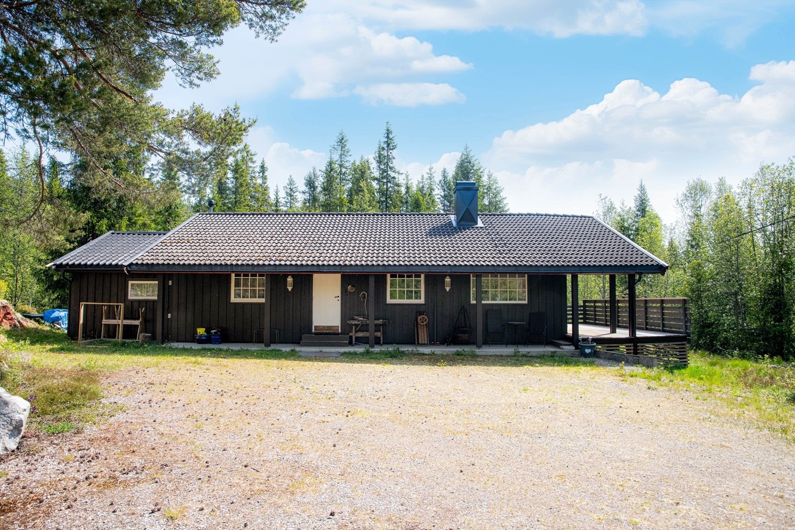 Velkommen til Tessungdalen 584 - En trivelig hytte som inneholder bl.a. stue, kjøkken, 3 soverom, bad, vaskerom, toalettrom, omkledningsrom mm. Hytta har innlagt vann og strøm, og selges fullt møblert. Galleribilde
