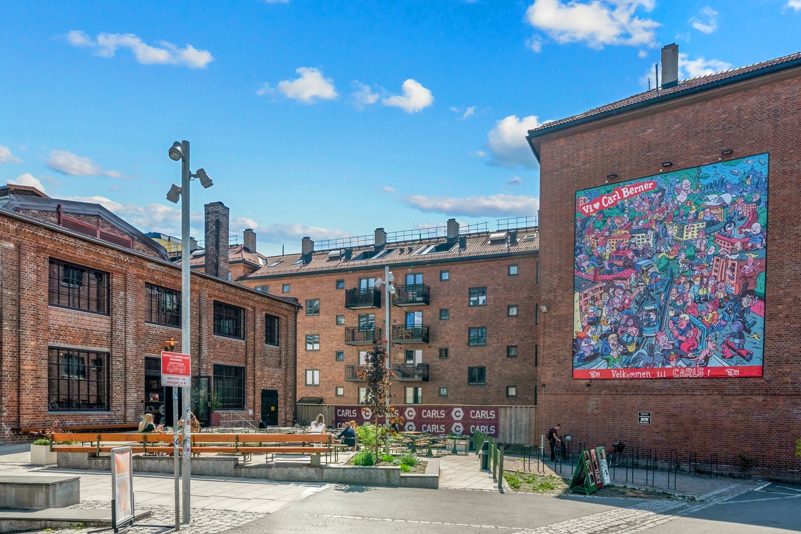 Carl Berner Torg med stor, moderne Coop Mega-burikk og andre servicetilbud. Galleribilde