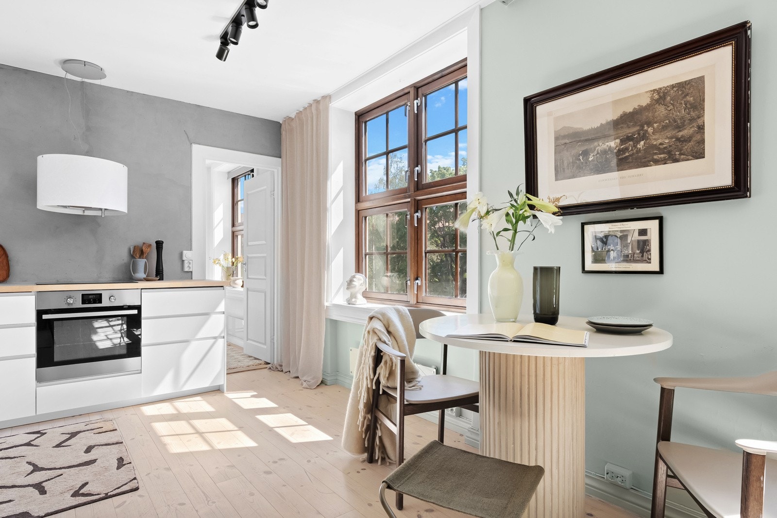 Varmtvannsbereder med en kapasitet på ca. 76 liter er plassert i kjøkkenskap. Galleribilde