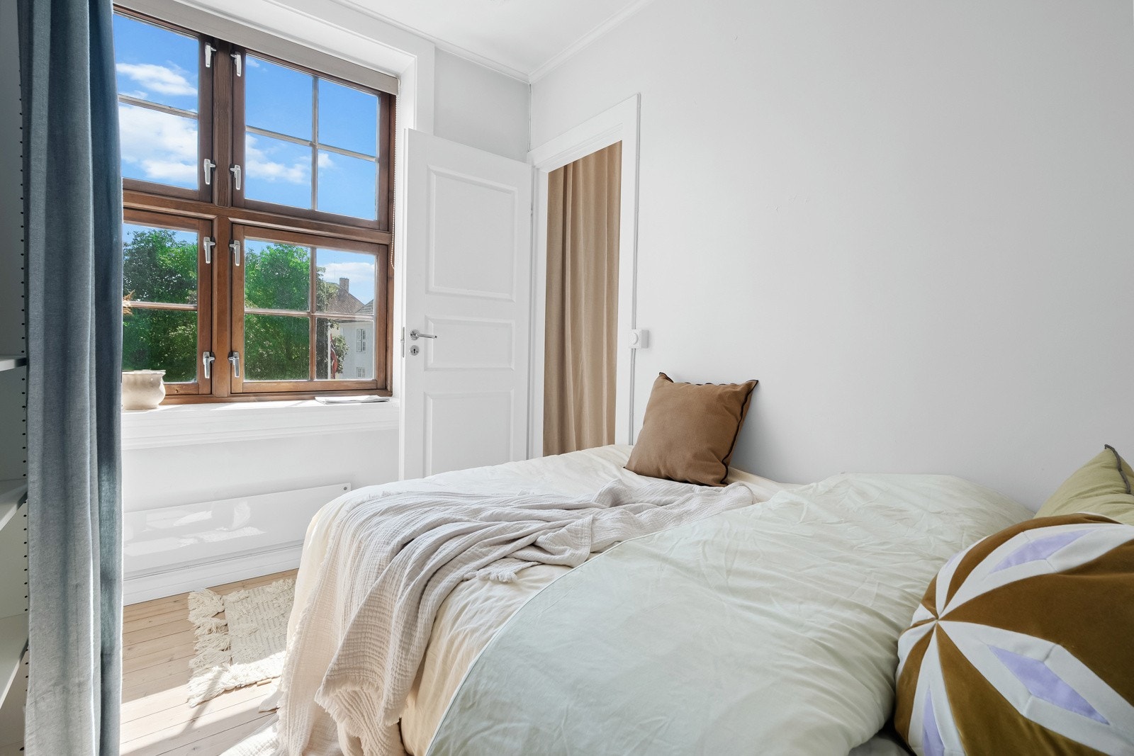 Leiligheten har et hyggelig soverom med plass til seng og nattbord. Galleribilde