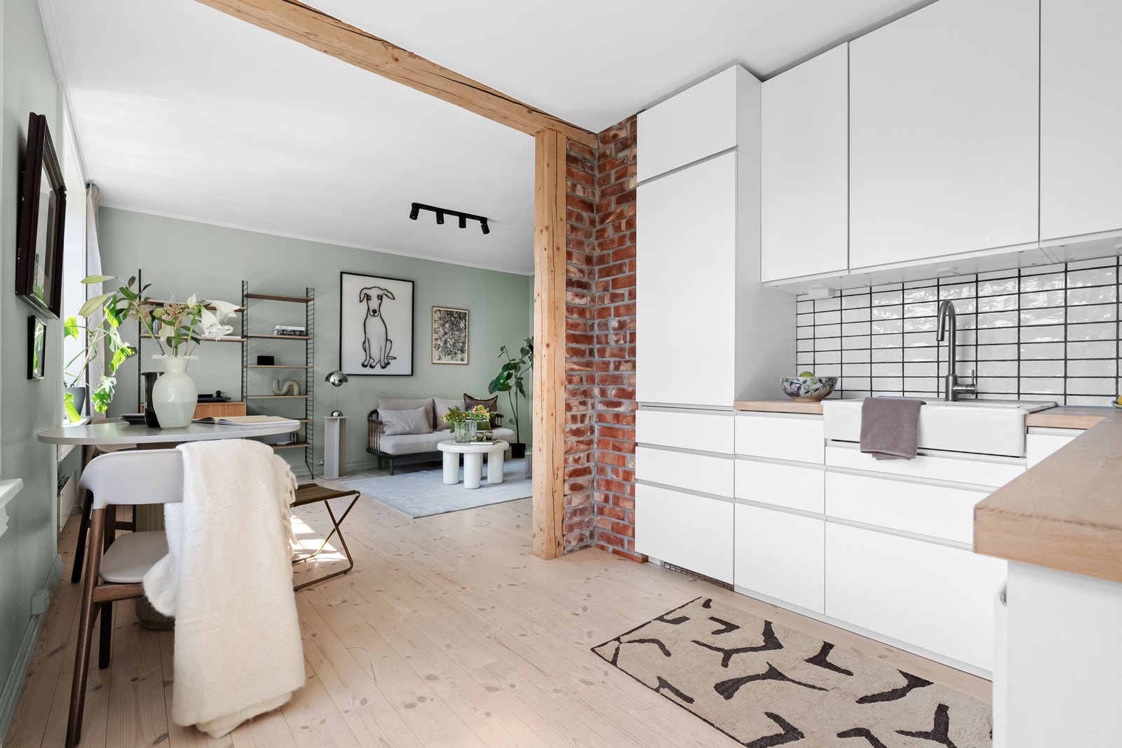 I rommet er det plass til et spisebord ved vinduet. Galleribilde