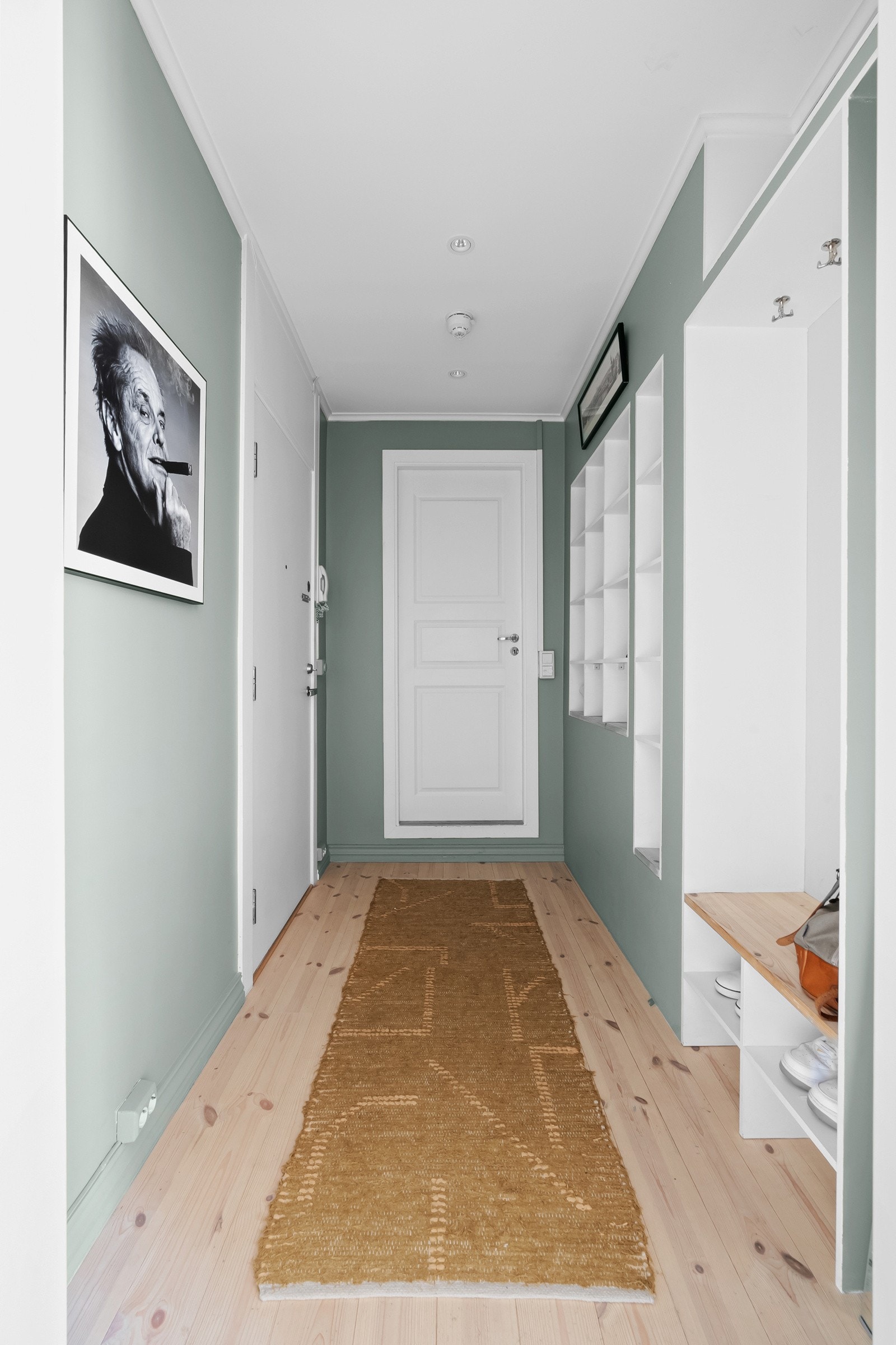 Når du kommer inn i leiligheten blir du møtt av en lys og romslig entré som gir et godt førsteinntrykk. Galleribilde