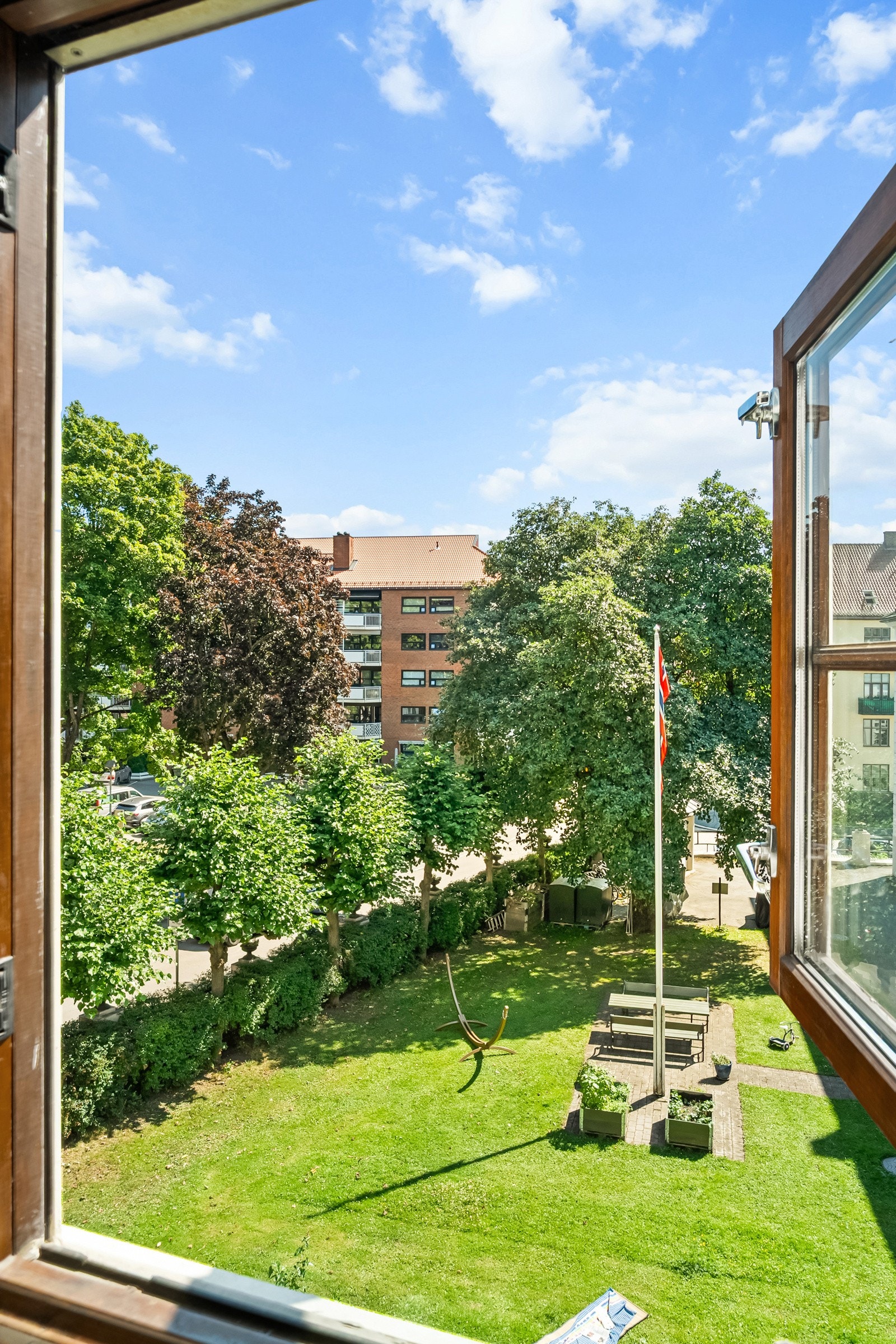 Leiligheten ligger fint til i byggets 3.etasje. Hele leiligheten vender mot luftig område med idylliske fellesarealer. Galleribilde