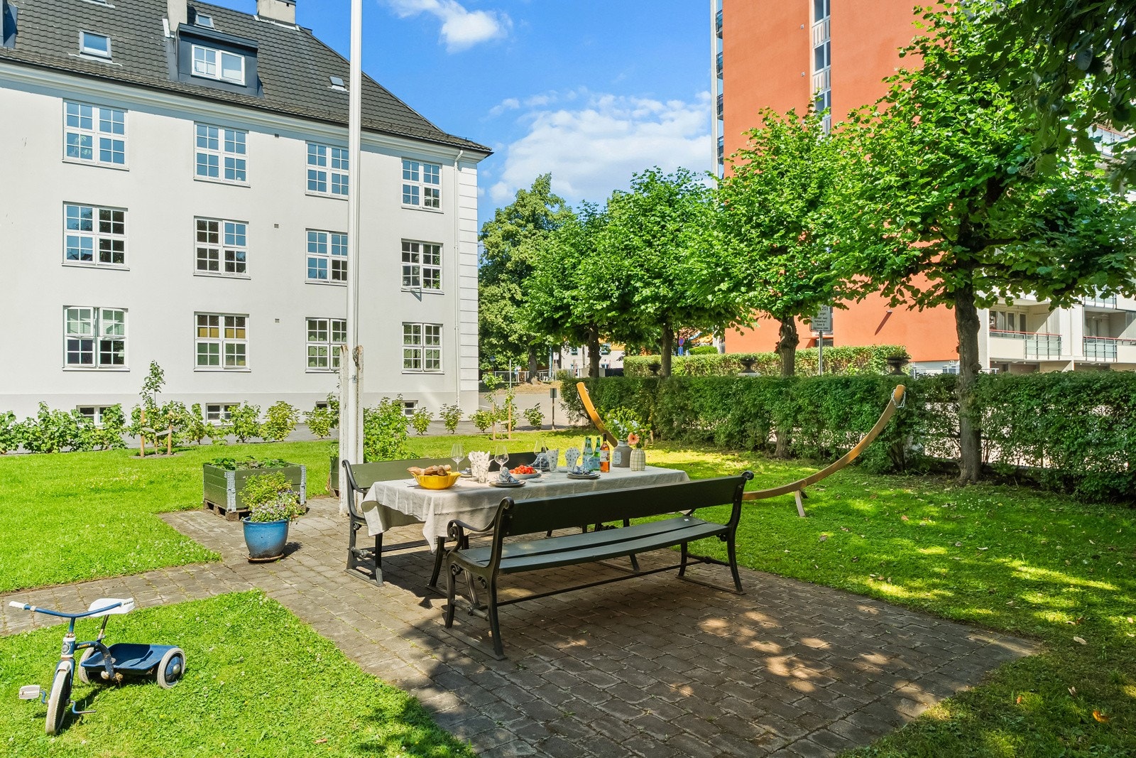 Borettslaget fremstår som meget velholdt med pene fellesarealer og parkmessige uteområder. Galleribilde