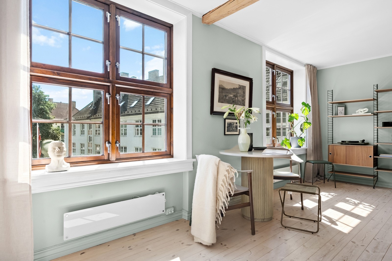 Store vindusflater slipper inn rikelig med naturlig lys, og skaper en god romfølelse. Galleribilde