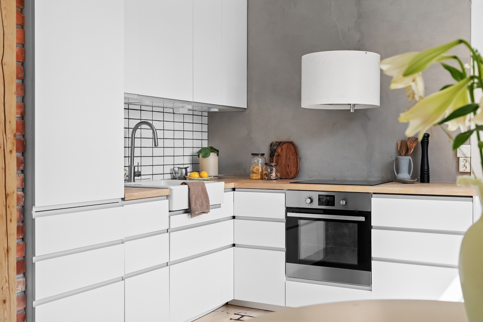 Kjøkkenet er utstyrt med kjøleskap med fryser, oppvaskmaskin, stekeovn og platetopp. Galleribilde