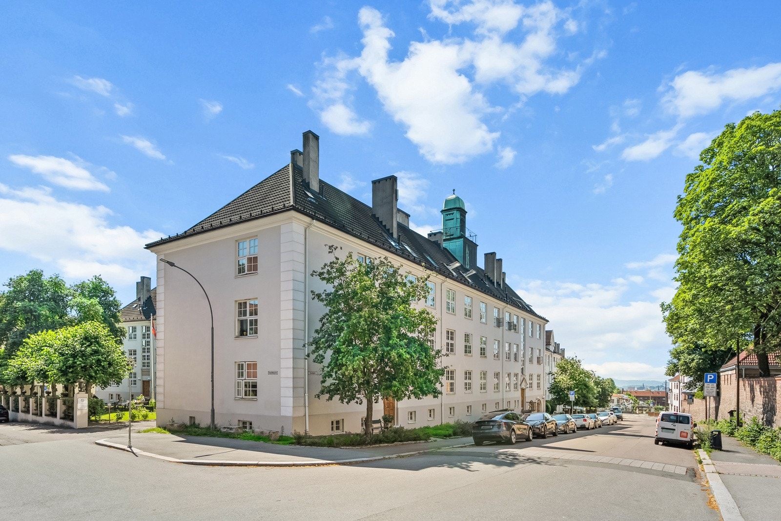 Her bor man sentralt med alt av servicetilbud i nærheten, samtidig som man bor i et fredelig nabolag, like ovenfor Rodeløkkens Kolonihager og i nærhet av Torshovdalen. Galleribilde