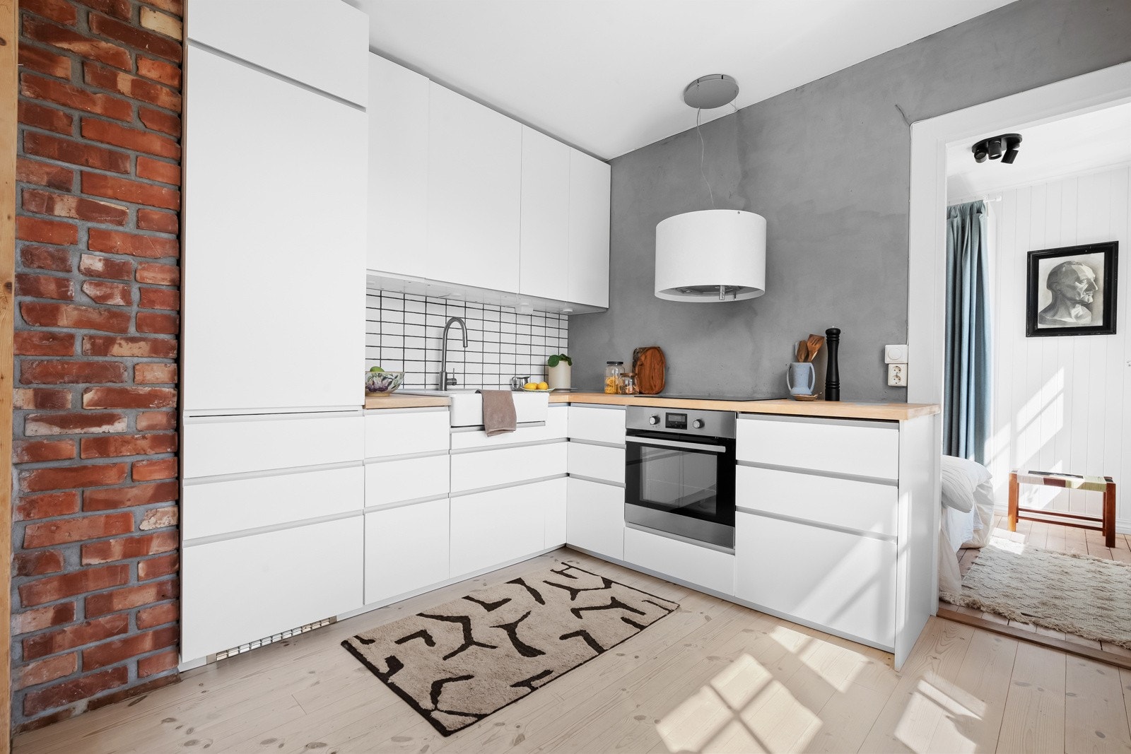 Det er pene fronter, benkeplate av heltre og keramisk kum. Galleribilde