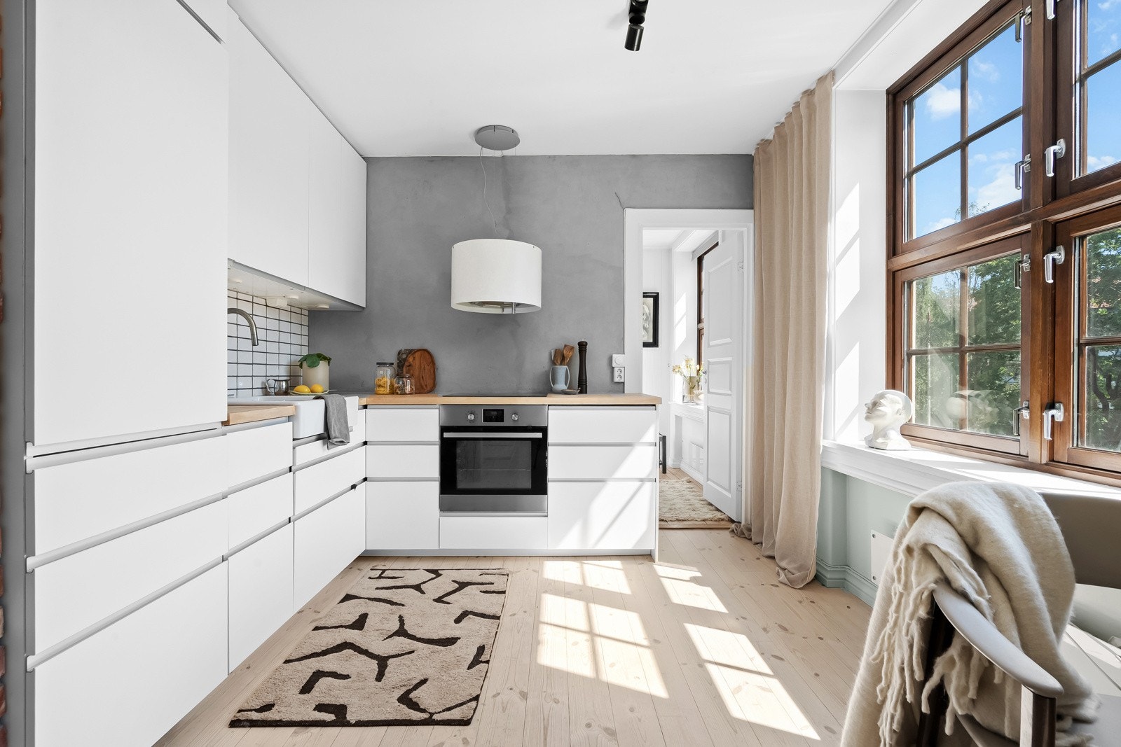 Leiligheten har et pent kjøkken fra 2015 med god benke- og skapplass. Galleribilde