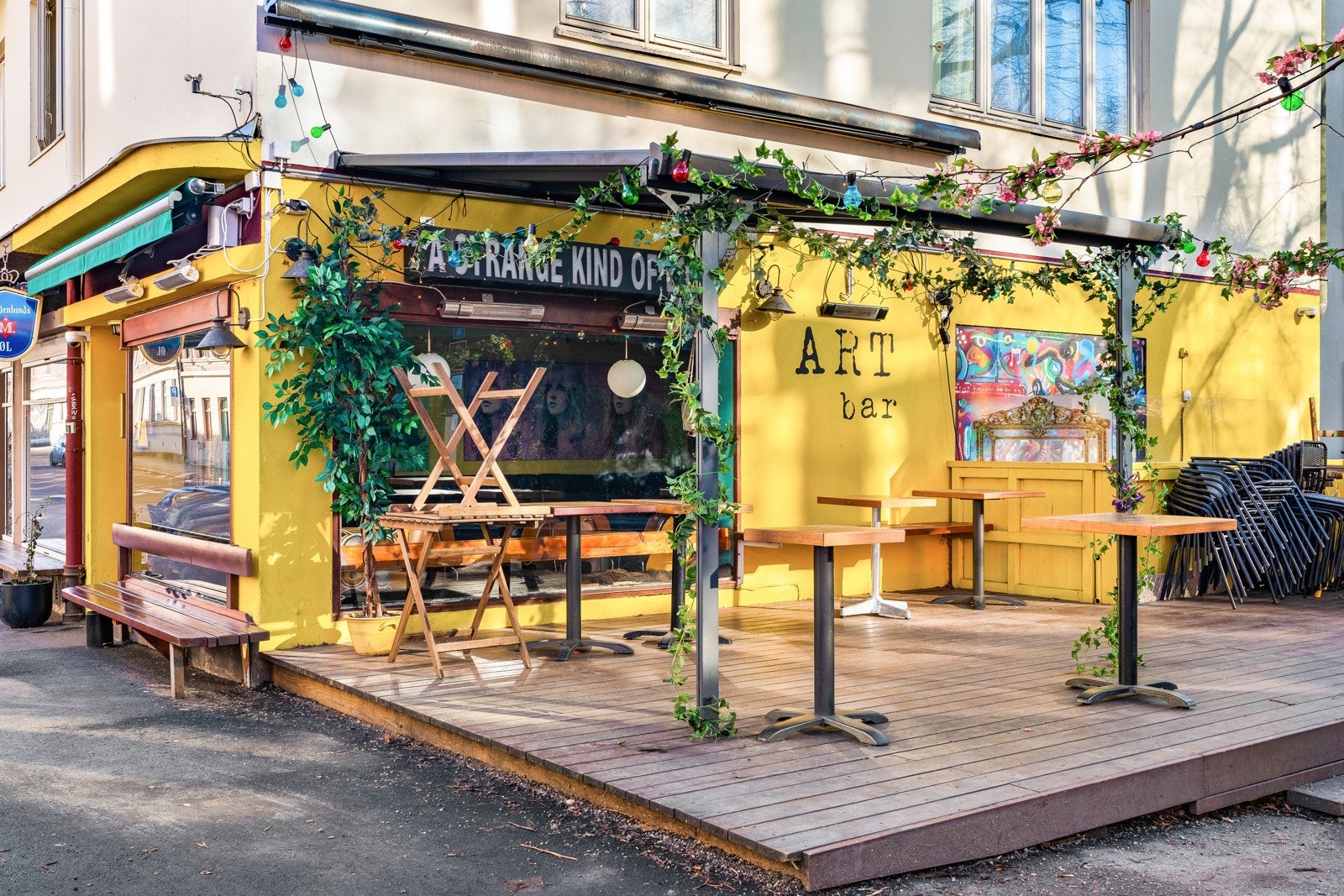 Det er kort vei til flere koselige kafeer, barer og spisesteder. Galleribilde