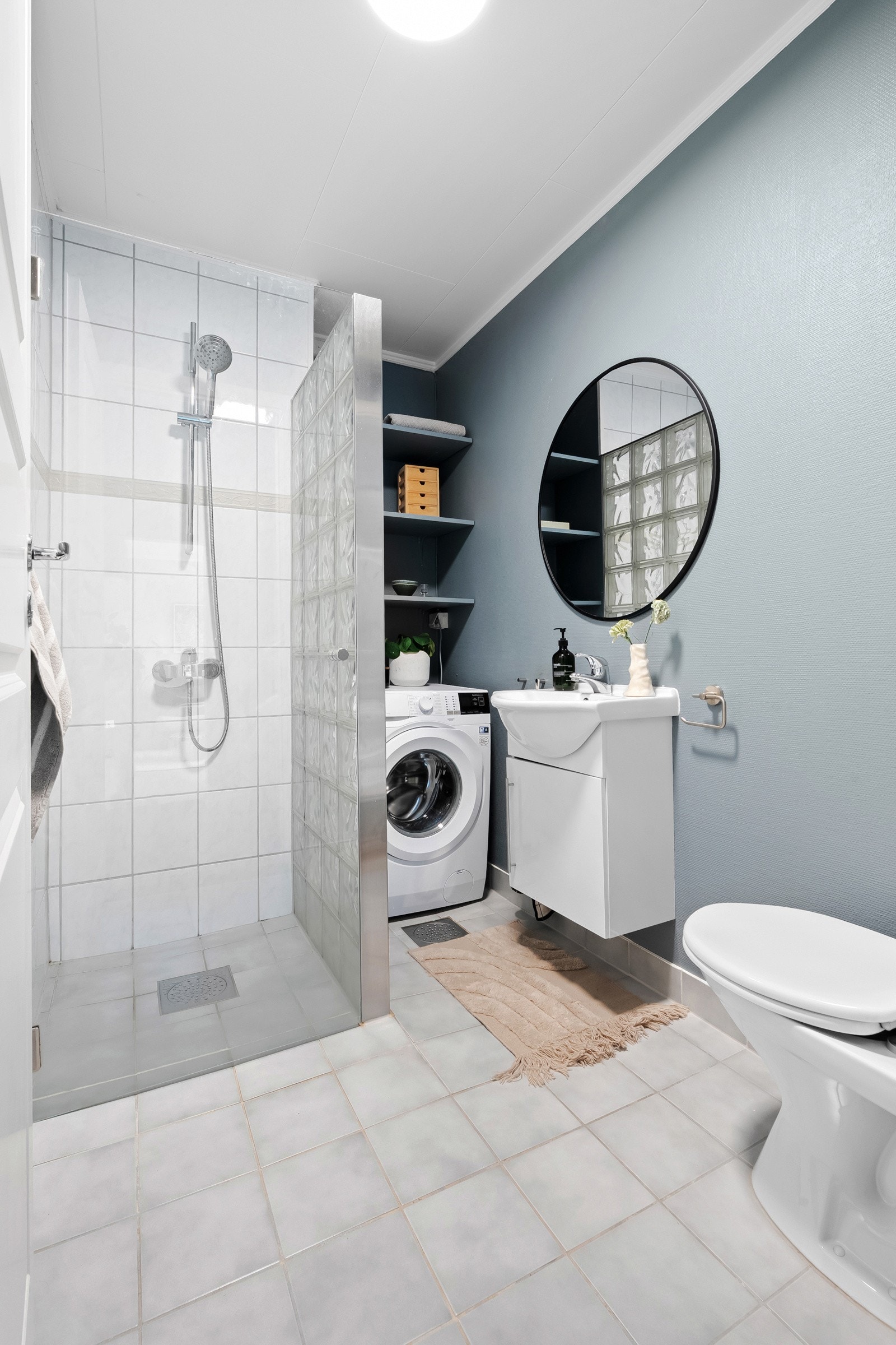 Leiligheten har et lyst og flislagt baderom med gulvvarme. Vaskemaskin medfølger handelen. Galleribilde