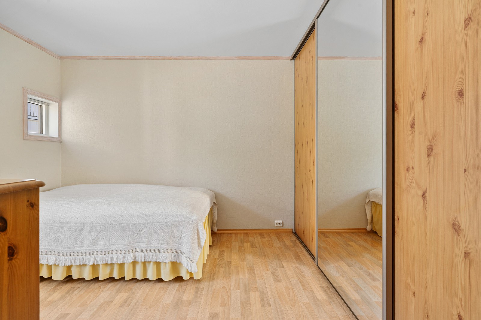 Det er innsatt en romslig og praktisk skyvedørsgarderobe.
